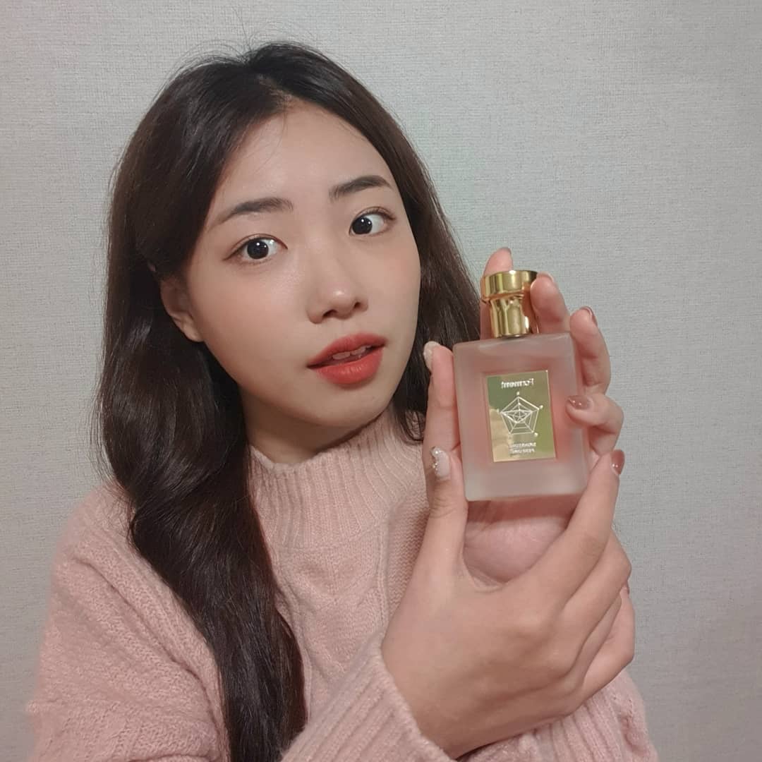 류현지 on Instagram: “#포맨트코랄향수 2021 포맨트에서 드디어 여자향수가 나왔어요!! 코튼키스 허그에 비해 달콤해진 향 은은한데 오래가서 데일리로 딱! @forment_korea #협찬 #포맨트 #코랄향수 #여자향수 #메모리퍼퓸”