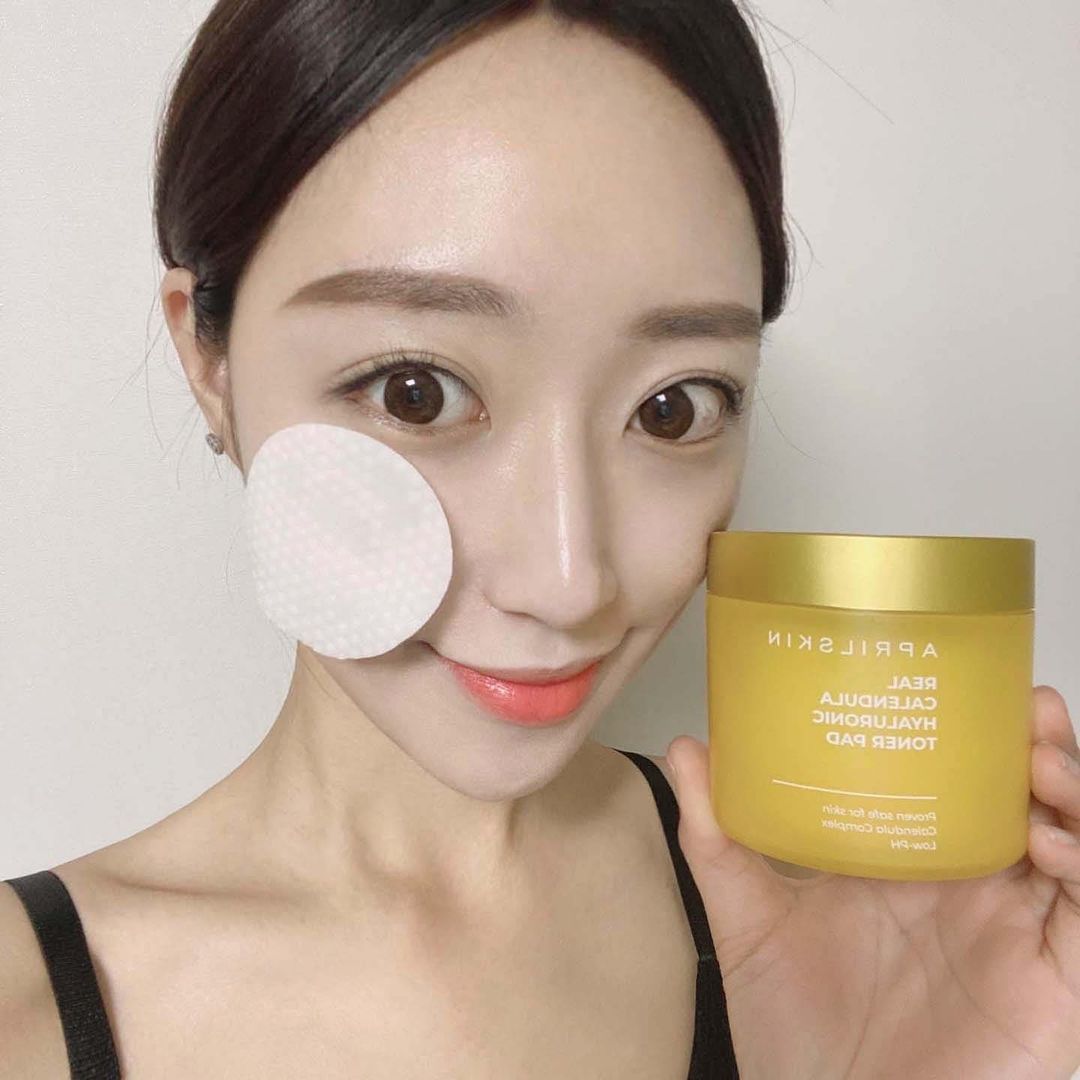 있는 그대로✨ on Instagram: “#협찬 리얼 카렌둘라 히알루로닉 토너패드 언제나 믿고 쓰는 에이프릴스킨~💛 촉촉한 카렌둘라 패드 한 장으로, 노폐물…”