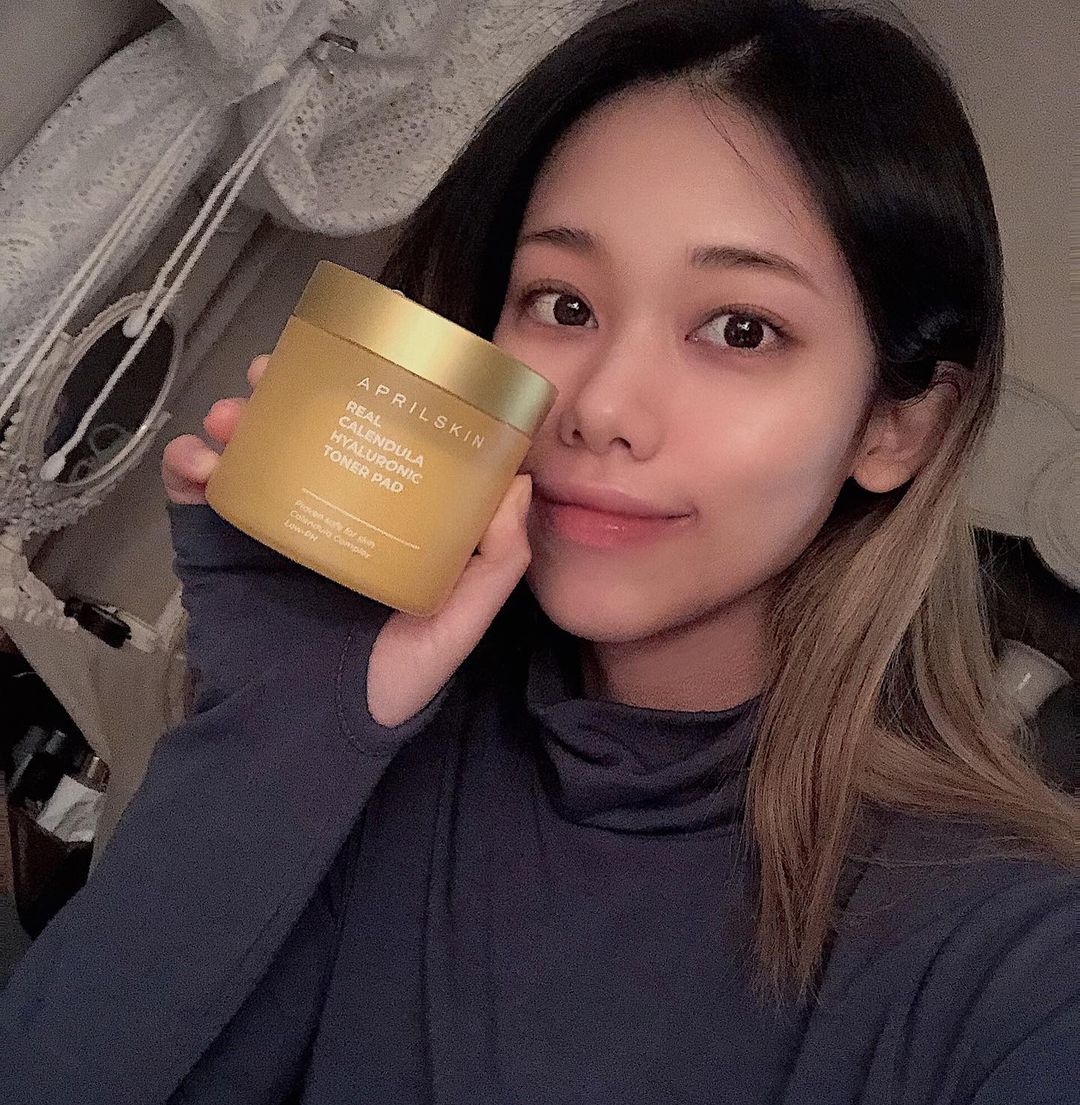 노비오 _민선 on Instagram: “#광고 최애 브랜드 중 하나 에이프릴스킨 💛 새해에도 잘 부탁해 :) 카렌둘라 꽃잎 파우더가 들어가 있어서 그릉가 피부진정에…”