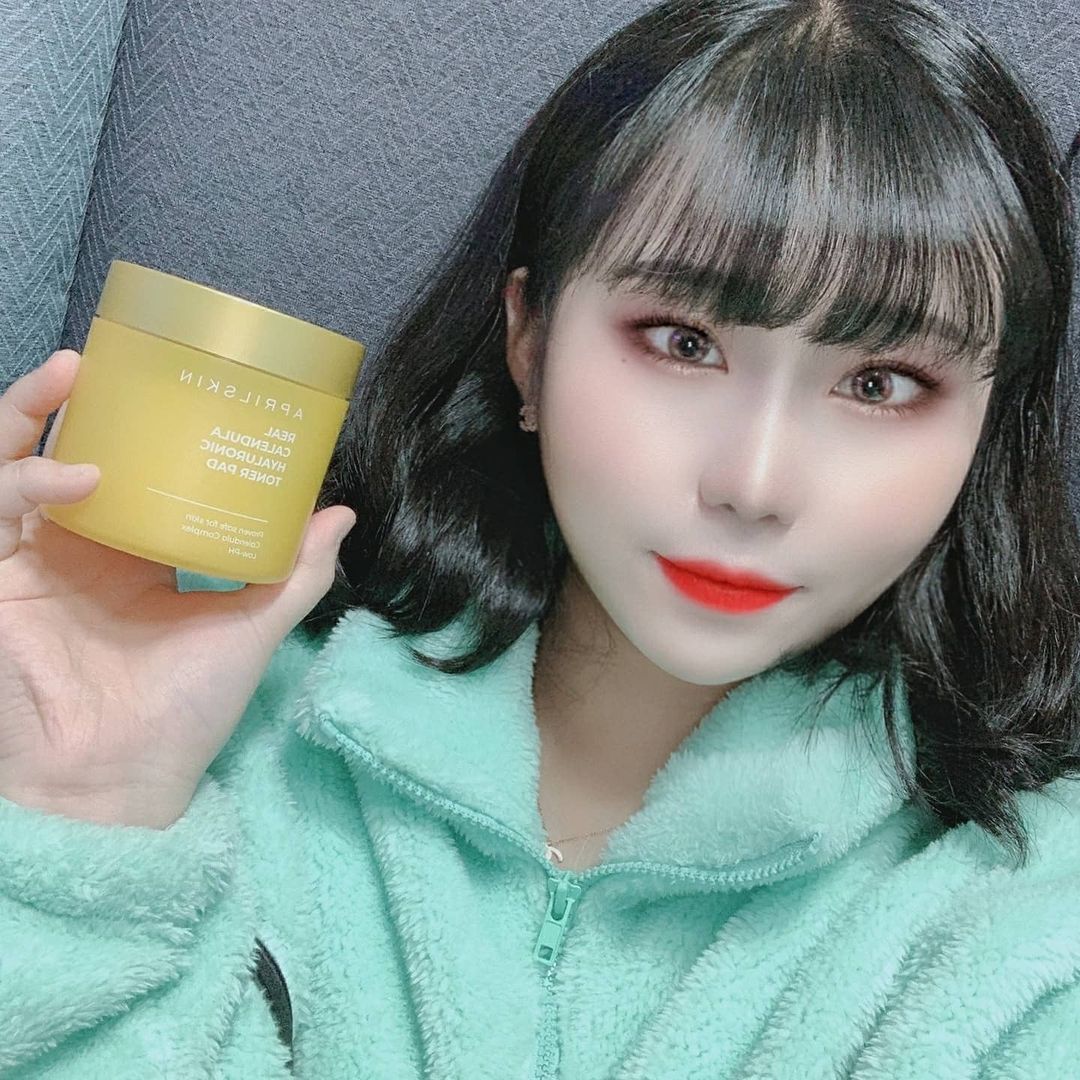  “에이프릴스킨 리얼 카렌둘라 히알루로닉 토너패드 카렌둘라 꽃수 79%와, 카렌둘라 꽃잎파우더 추출물이 함유되어 있어 저자극 필링효과와 수분이 충전되는 토너패드! 피부가 예민한사람도 사용할수 있는 저자극 패드로, 순하게 각질과 노폐물을 제거해주면서…”