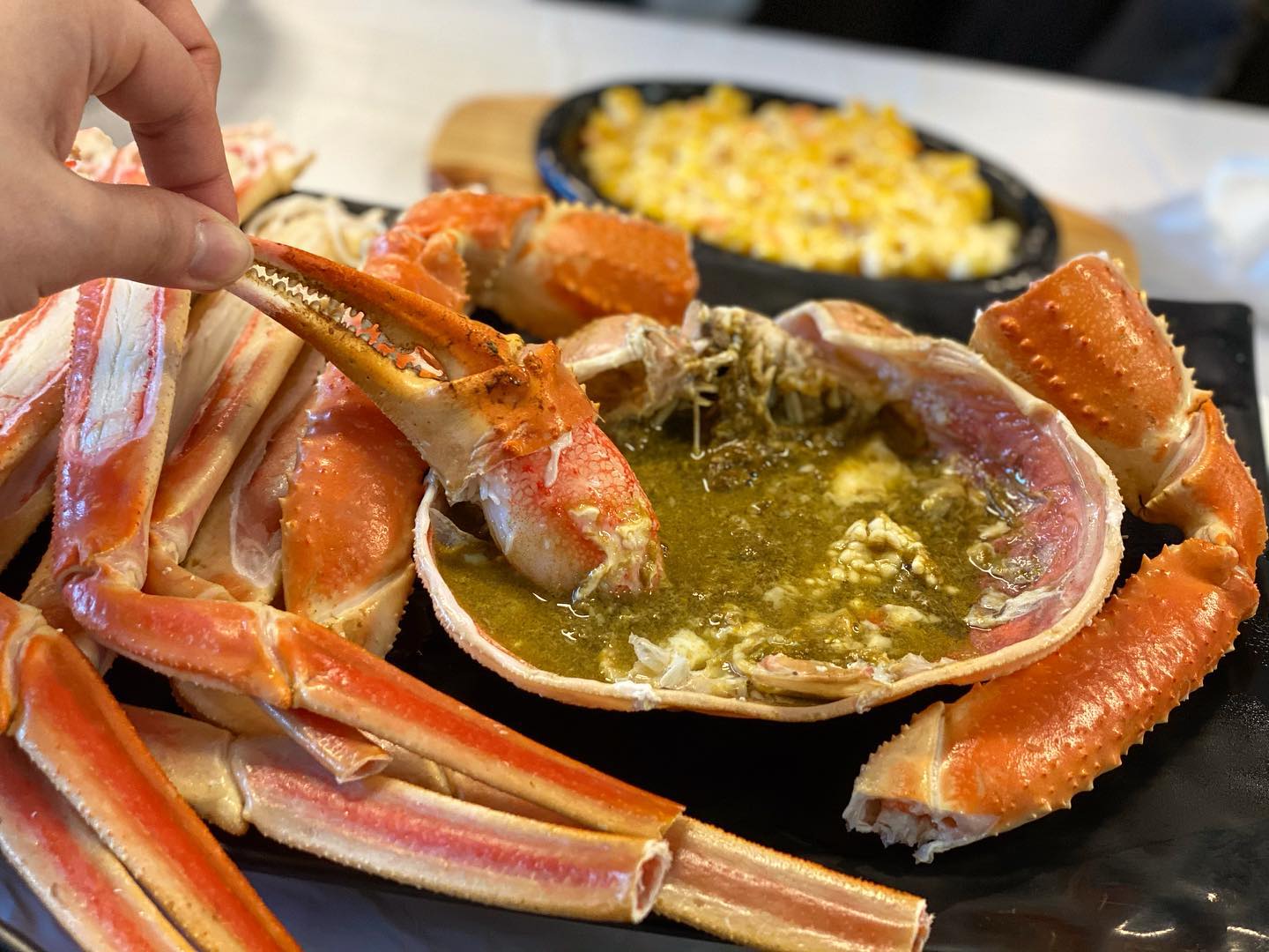 [ #강릉 #교동대게 ]
-
#대게 1kg 85,000 (총1.68kg)
#한상차림 20,000
#게딱지밥 2,000
-
대게도 훌륭하고 스끼다시도 탄탄하게 나오는 대게 맛집입니다
-
먹을 것 없이 자리만 채우는 스끼가 아니고
돈까스, 해산물, 회, 초밥, 물회, 순두부찌개, 파스타, 멘보샤, 미역국, 전복죽, 콘치즈, 통생선튀김, 리코타치즈샐러드, 칠리새우, 타코와사비, 매운탕 등
깔끔하고 전부 맛있었어요 둘이서 배 터질 뻔 했네요
여기는 또 가고싶어요
-
#대게맛집 #강릉여행 #강릉맛집 #강릉가볼만한곳 #스끼다시 #교동맛집 #강릉대게맛집 #맛집투어 #맛집블로거 #먹팔 #맞팔100 #강릉데이트 #강릉횟집 #강릉현지인맛집 #크리스마스파티 #첫줄반사 #좋반댓 #맞팔댓 #먹팔맞팔 #좋반환영 #강원도맛집 #먹스타맞팔 #먹스타소통 #위꼴 #mukbang