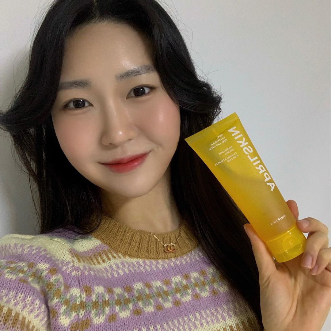  “#협찬 깐달걀 피부 만들어준다는 에이프릴스킨 카렌둘라 필오프팩!🥚 ⠀ 카렌둘라 효과는 피부 진정, 수분 공급으로 기초제품으러 사용하기 좋은 성분이에요💐 ⠀ 저분다 그물망 구조로 모공 사이사이까지 밀착해 모공 수렴과 각질 케어 효과가…”