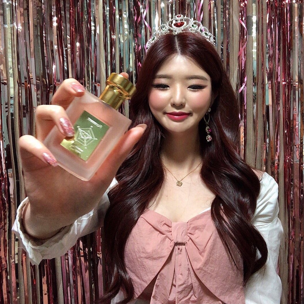  “#협찬 이지만 요즘 사랑하는 데일리 향수🧸 자몽과 복숭아향이 은은하게 퍼지다가 플로럴향으로 마무리되는 💐 출시전에 받아봐서 한달동안 사용해봤는데 지속력이 진짜 최고❤️ 패키지도 코랄 덕후인 내취향 제대로 저격🔫여자친구 생기면 사줘야지🥰 . . #포맨트…”