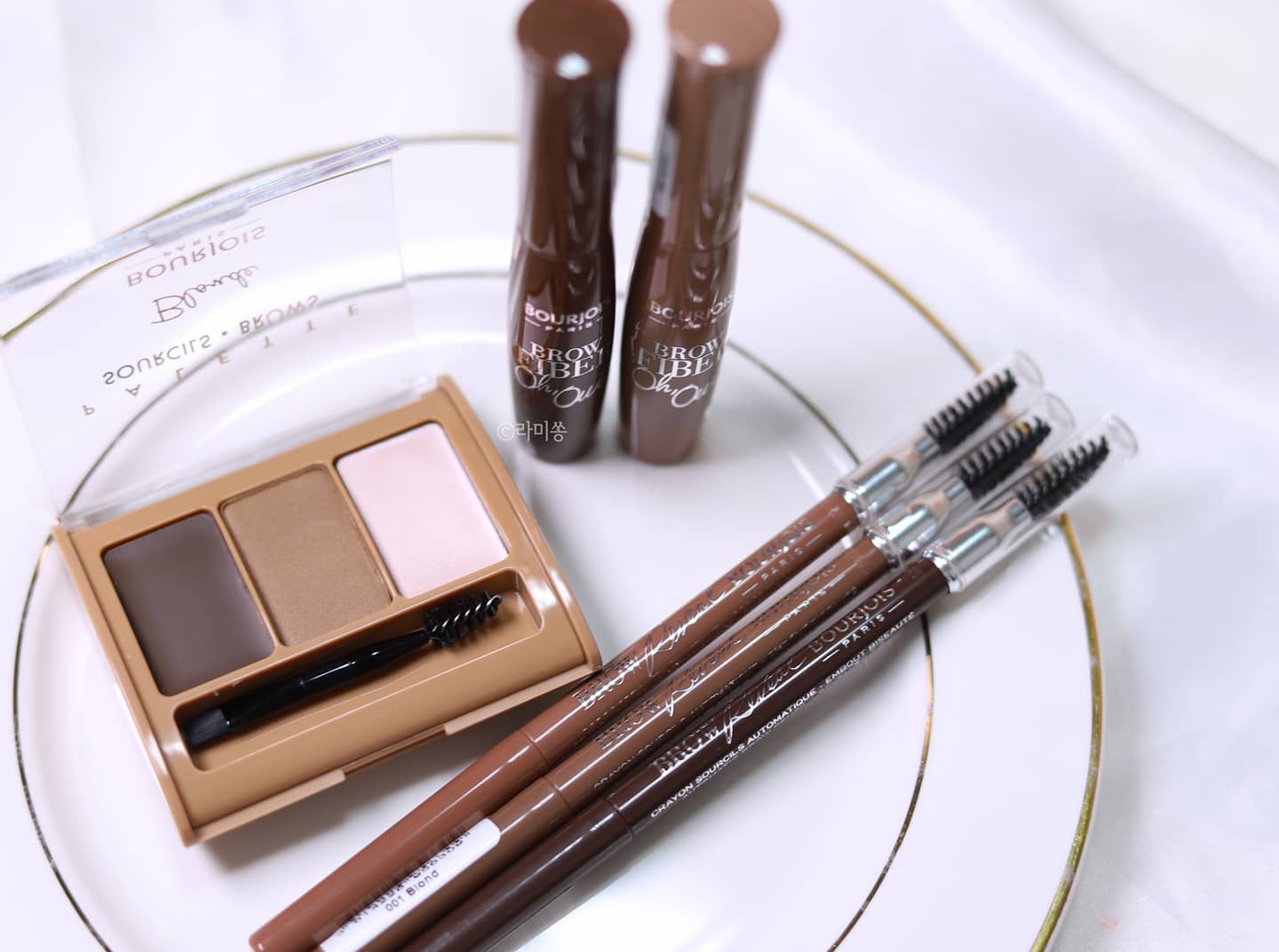 #부르조아#bourjois#브로우리빌펜슬#브로우팔레트3in1#브로우화이버오위#부르조아브로우#협찬

마스크메이크업을 할때마다
보송한 피부표현도 굉장히 중요하지만

역시나 가장 중요한 건 바로 아이메이크업과 그 완성도를 더욱 높여줄 아이브로우가 아닐까 싶어요:)
#
메이크업 초보자 분들 또한 쉽고 빠르게 드로잉이 가능한  사선 모양 팁으로,
일자,아치,라운드 쉐입 눈썹 까지 원하는 모양을 자유자재로 연출하기에 적합한
부르조아 브로우 리빌 오토매틱 브로우 펜슬 

물과 땀,유분에 흔들림 없이 오래 지속되는것은 물론!
컴팩트한 사이즈와 전용 브러쉬 및 스크류가 내장되어 
언제 어디서나 편하게 사용할 수 있는 브로우 팔레트 3-in-1

마지막으로 자칫 뭉치기 쉬운 큰 브러쉬와는 달리,
세밀한 미니사이즈 어플리케이터로 구석구석까지 섬세한 터치까지 가능한 브로우 화이버 오 위 까지!

전제품 모두 발색력,지속력,발림성까지 모두 잡아 
너무나도 만족스럽게 잘 사용중인 요즘이에요🥳

보다 더 자세한 후기는 제 블로그를 참고해주세요!

#아이브로우추천#브로우추천#마스크메이크업#아이브로우펜슬#아이브로우카라#결브로우#부르조아아이브로우#부르조아아이브로우펀슬#부르조아브로우팔레트3in1#부르조아브로우카라#브로우리빌#브로우팔레트#브로우화이버#브로우카라#브로우카라추천