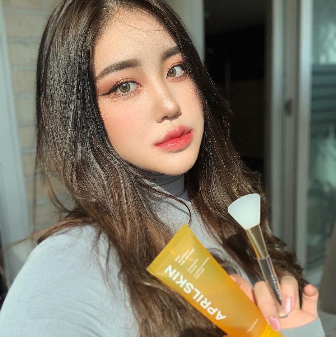  “💛뿡빵X에이프릴스킨💛 카렌둘라 필오브팩이라는 아주 좋은 녀석을 데리고 왔습니다><!! 마스크 안의 습기로 늘어난 모공 사이에 잔뜩 낀 화장품, 노폐물을 한번에 정리할 수 있어서 정말 좋은 거 같아요!! 저자극 필링으로 피부가 예민한 사람들도 쓰기에…”