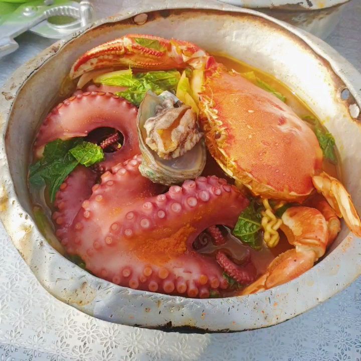 제주도 갈때마다 방문하는
해물라면집🤩 노라바~~

문어 한마리가 통째로 들어 있어서 면을 먹지 않아도 배가 부르네요!!

문어, 전복, 게 🦀 제가 가장 애정하는 아이들로 구성된 최고의 식사!!

#해물라면맛집 #노라바 #애월맛집추천 #문어라면