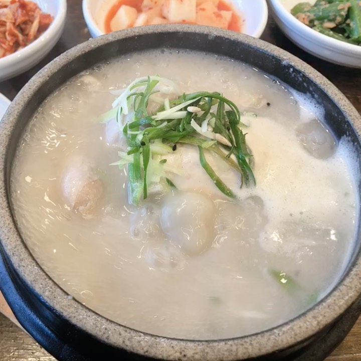 강서구 양천구 사는 사람들은 모르는 사람이 없을 법한 맛집
국물이 정말 진하고 닭고기가 너무 부드럽고 연해서 뼈가 그냥 숙숙발라진다. 한그릇 먹고 나면 몸보신 제대로 한 느낌. 
줄 서서 먹는 맛집으로 오래됬고 직원도 많고 가게도 2층독채라 정말 큰데 사장님 끊임없이 리뉴얼도 하시고 정말 친절하시고 항상 매장에 나와계신다. 
굳이 다른 맛집들과 비교하자면 이정도 성공이면 친절도를 기대하긴 힘든데.. 항상 사장님은 다 먹고 나갈때까지 허리굽혀 인사하신다 놀랍기까지함
무튼.  발산역 근처 찐맛집 !!코로나시국에 맞춰 드라이브스루판매 도 한다.

#내돈내먹#내돈내산
#발산삼계탕#발산역맛집#강서구맛집#양천구맛집#발산맛집#삼계탕맛집#발산#강서구#양천구
