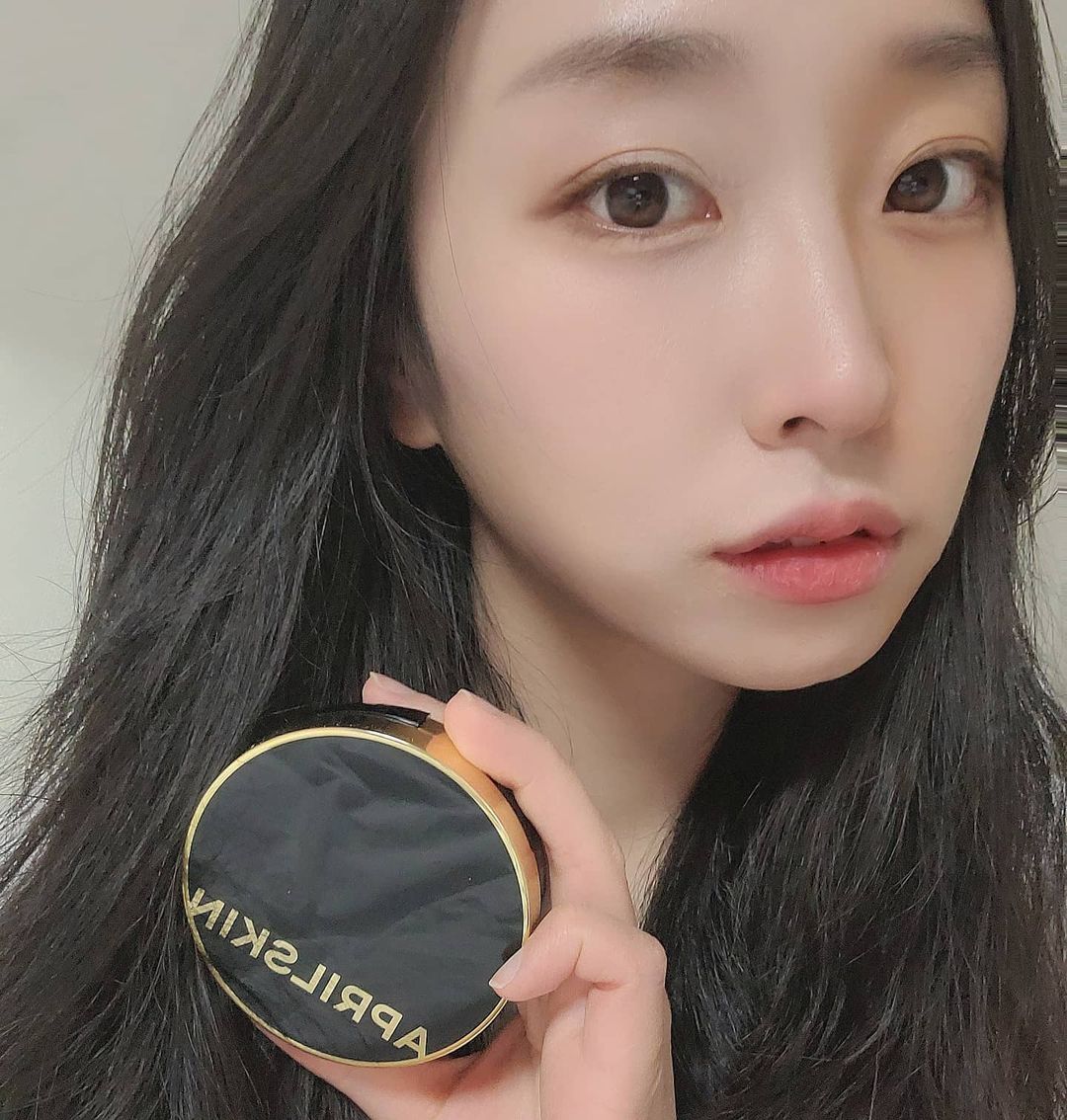  “[에이프릴스킨] 매직스노우쿠션 3.0 리뷰해요. 매직스노우쿠션은 컨실러 필요없는 극강 커버력으로 330만개 완판된 베스트셀러 쿠션입니다. 제가 직접 사용해보니까 완벽한 모공 커버와 고정력도 좋더라구요.. 저는 얇게 펴발리는 쿠션보다는 제대로…”