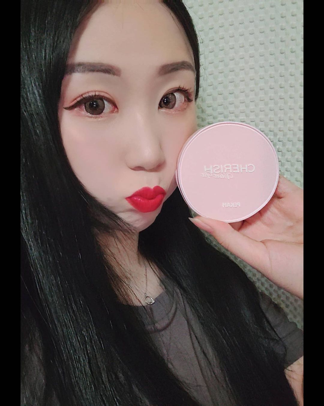  “협찬 안녕하세요.! 오늘도 제 리뷰 봐주셔서 감사합니다♥️ 오늘 리뷰 해 볼 제품은! 페카 브랜드의 💝 체리쉬 벨벳 핏 쿠션 #21호 라이트베이지 입니다!💝 항상 솔직한 리뷰 약속드려요❕ ღ발림성&제형: 벨벳 제형으로 발림성은 촉촉하게 발리면서…”