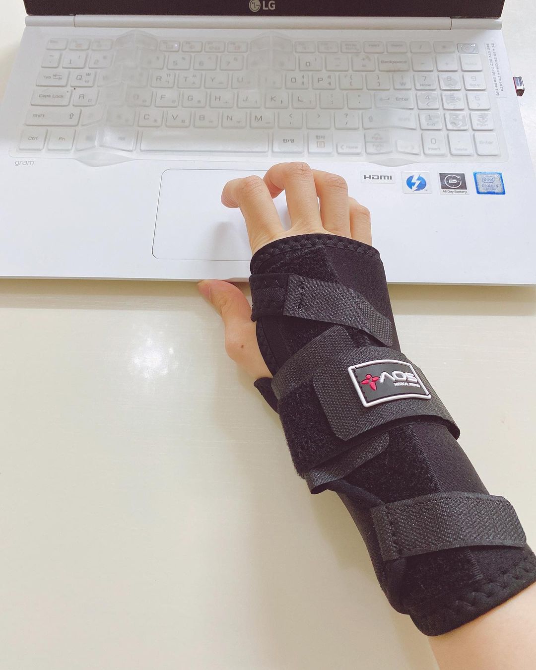  “#협찬 누가보면 일은 혼자 다하는지 알겠지만 😝 요즘 손목이 아파서 #쵸이스손목보호대 사용하고 있어요~ 손을 착…”