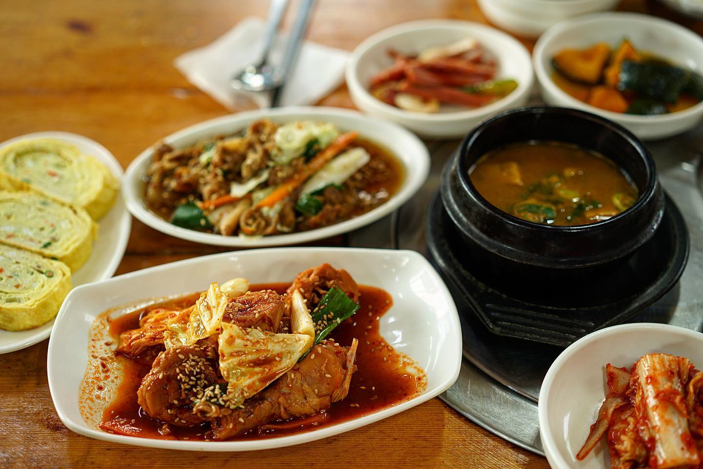 구수한 된찌에 도톰한 계란말이 매콤한 닭볶음탕 달달한돼지불백 바삭촉촉한 고등어구이까지. 
이정도면 밥 두공기는 끝난거 맞쥬???

#내돈내먹
#제주도#제주도백반집#백반맛집#된장찌개 #돼지불백#제주도아침식사 #가성비맛집#제주도가성비맛집 #제주도여행