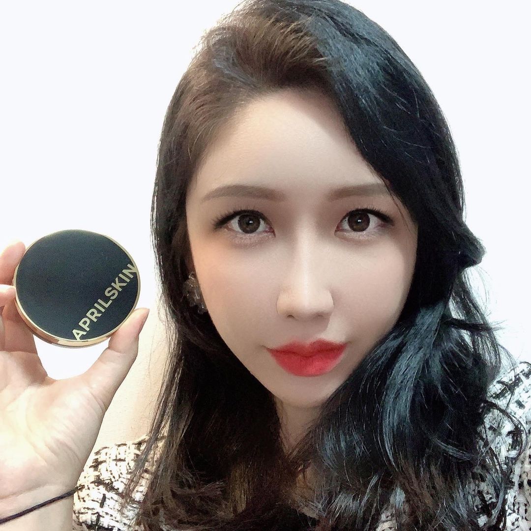  “#광고 드디어 사용해보는 매직스노우쿠션~! 매직스노우쿠션은 컨실러 필요없을만큼 극강 커버력으로 330만개 완판된 베스트셀러 쿠션이라 아마 여자라면 다 알만한 브랜드 쿠션이죠. 제가 한번 사용을 해봤는데요. 소량을 찍어서 커버해줌에도 불구하고, 그…”
