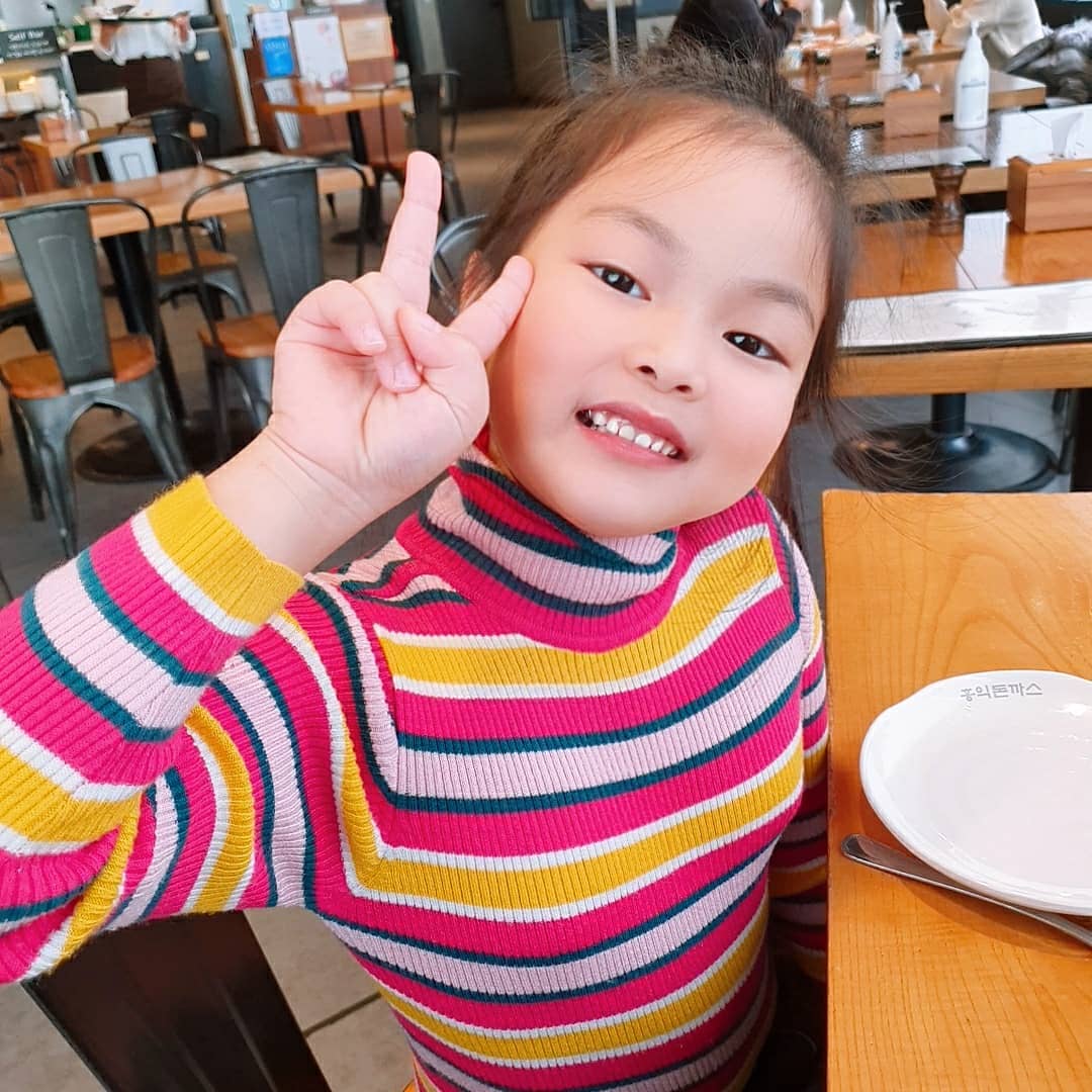 내사랑 두찌♡
언제크나했는데 어느새 커서
이제 일학년꼴학년 된다구ㅋㅋ

막상 학교간다니 시원하면서두
섭섭하고..😅 큰애보니까
학교가면 많이 달라지던데😭
예비소집일에 아빠랑 엄마랑
셋이 데이투 ♡
너무 좋다구~~~
그맘 변치마
엄마한테도 매일 뽀뽀해주기다?
너 시집가고나서도 해주기로 했으니까ㅋ

두찌는 두번째라 괜찮을지 알았는데
막상 취학통지서 받으니 또 울컥하네ㅋ
아직도 한번 더 남았네 ㅋㅋ
#막둥이 넌 언제크니😱

#새학년기대중인예비초딩
#둘째는사랑 #캉골키즈책가방체험단 
#막둥이는또언제가나