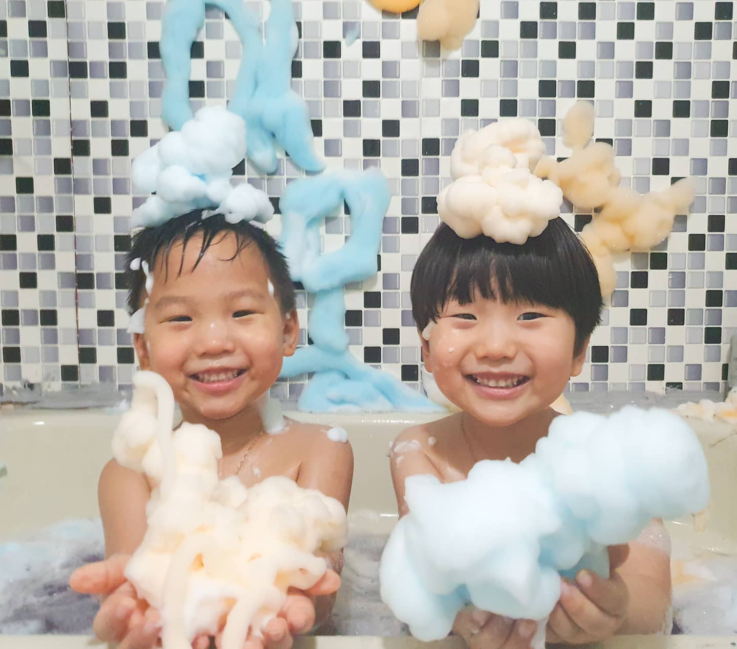 🛁 #아이몽땅 #폼폼챌린지 #폼폼휘핑클렌저
⠀
⠀
⠀
⠀
⠀
#연형제 가 제일 사랑하는 #거품놀이 ❣
⠀
⠀
요거 하나만 있으면 
자동 #찐웃음 폭풍발산 😉
⠀
⠀
코로나 시대에 어디 놀러는 못가고~
#층간소음완화 에도 최고👍 
⠀
⠀
이렇게 2시간은 벌었다 🤭🤭 #육아효자템 인정😆
⠀
⠀
⠀
imongddang_official
⠀
⠀
⠀
⠀
⠀
⠀
⠀
#김연준 #김연우
#아역배우 
#귀여운아이 
#7살 #5살