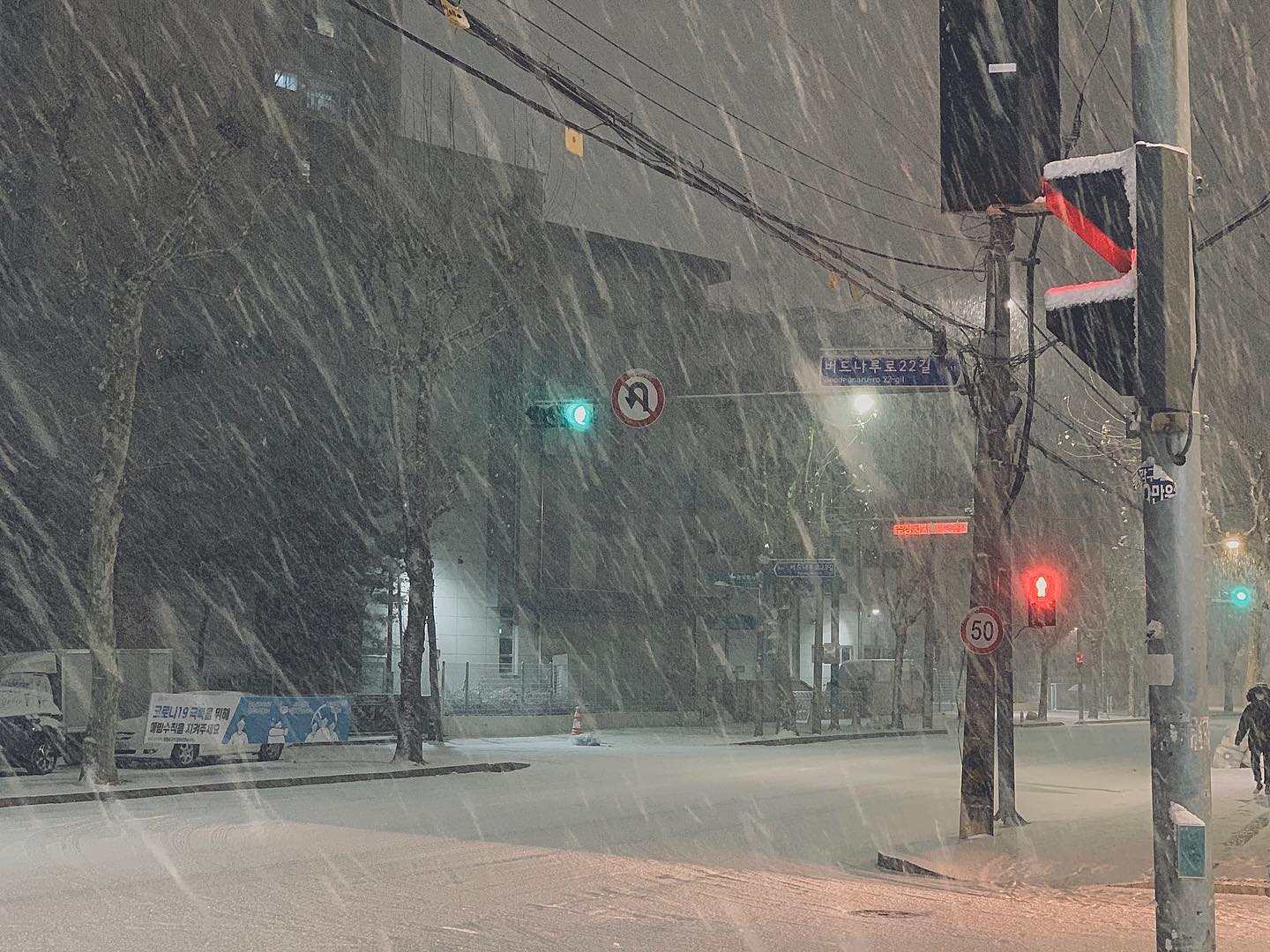 ❄️🌨❄️🌨
얼마 만에 함박눈이야☃️
눈오는 날이면 눈속을 다니던 지난 날들의
여행이 새록새록 떠오른다 💜
길거리를 다닐땐 추운줄도 모르고 다니며 돌아오는길엔 
꼭 스프먹자 하던 기억이🍵😌
새해지만 아직도 연말 같은 겨울🌨
Welcome, 써리원🥳

.
.
.
.
.
. 
#happynewyear #love #새해 #눈 #겨울 #street #selfie #데일리 #좋아요반사 #interior #home  #일상 #소통 #좋아요#fashion#셀카#인테리어#가을#여행#cafe#패션#데일리룩#셀스타그램#쇼핑#마켓 #카페 #오오티디#ootd #데일리 #daily #fashion#셀카 #코디