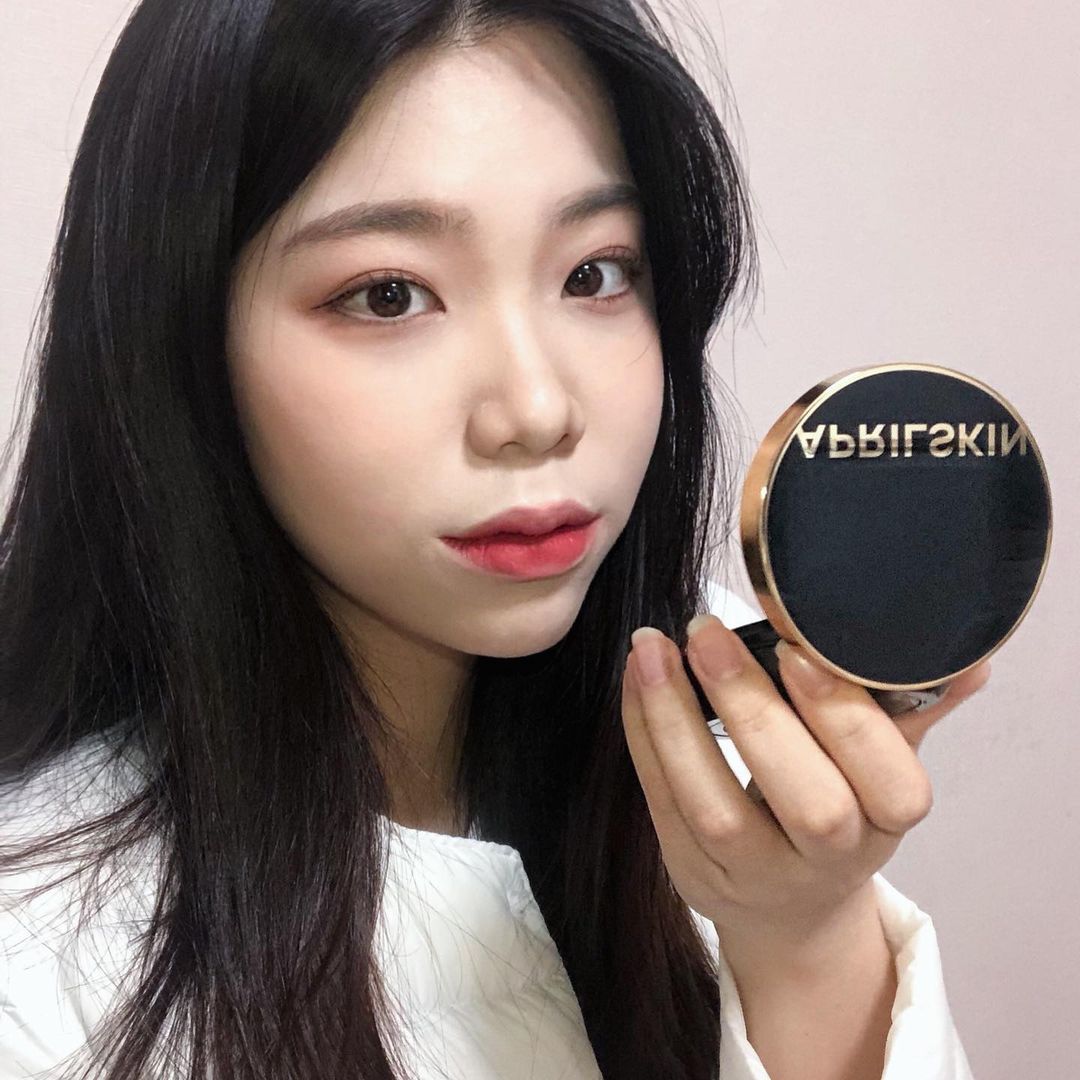  “#협찬 sns를 하면서 많이 봤던 에이프릴스킨의 매직스노우쿠션➰💗 건성이지만 너무 촉촉한 걸 싫어하구 마스크에 묻어나오는게 넘싫어요🙄 바르자마자 피부에 자연스럽게 밀착되고 겉은 살짝 윤기돌면서 뽀송하답니다. 진짜 커버력이..…”