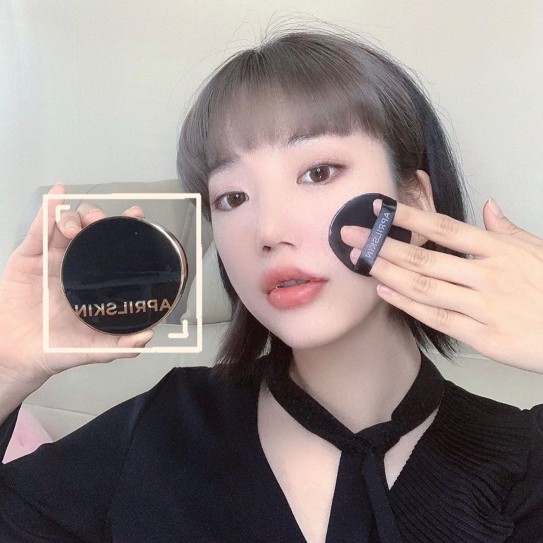  “3️⃣3️⃣0️⃣만개 완판 신화❕극강 커버력 👌 💝 에이프릴스킨 _ 매직스노우 쿠션 💝 💟 솔찍사용후기 💟 일단 고급스러운 블랙 패키지의 쿠션 디자인 합격. 사용감 자체는 무겁지 않고 시간 경과에 따른 특유의 칙칙한 회색기가 돌지 않는당 ! 나는 피부…”