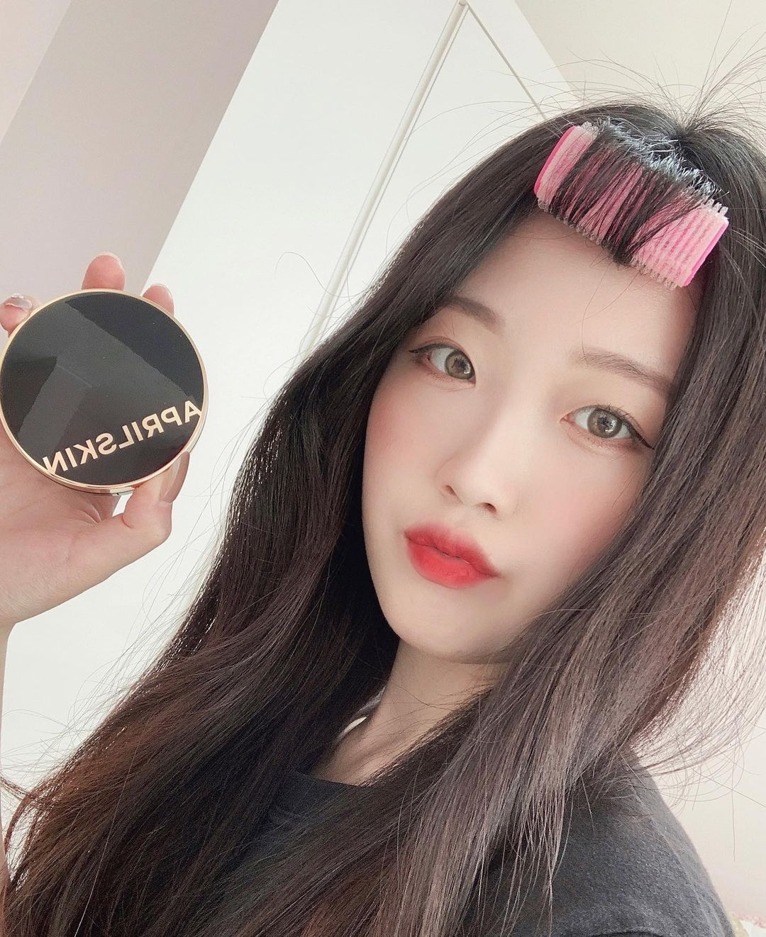  “화장중 급하게 찰칵 ㅋ_ㅋ #협찬 [에이프릴스킨 매직스노우쿠션3.0] 사실 페이스북에서 워낙 많이 보던 쿠션이라 반신반의하면서 며칠 동안 직접 사용해 봤는데 요즘 같이 피부 화장이 뜨기 쉬운 날 들뜸 없이 처음엔 촉촉하게 발리다가 파우더리하게…”