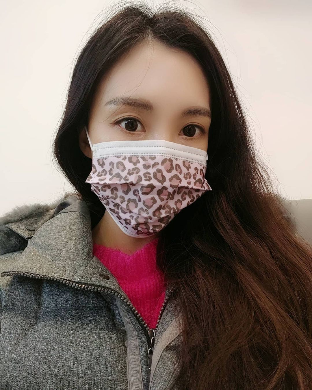  “. . 이제 마스크는 그냥 외출시 옷입는것처럼 의류의 한부분이 된것같아요~~😷 . 이왕쓰는 마스크!! 예쁜거 써요~ 다똑같은 마스크 재미없잖아요😁 . 저는 핑크호피가 제일 맘에 들더라구요💗 디자인만 예쁜게 아니고 모든 원자재 국산+국내산 목화솜필터를…”