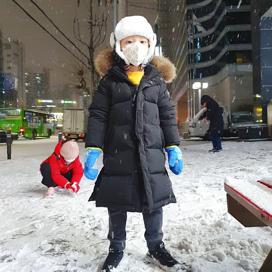 .
#폭설
우어 진짜 눈이 이렇게많이 오는건 
너무나 오랜만인듯~ 
눈내리기시작해서 ❄
집에만 있는 아이들 데리고 나가서 
놀게해줬드니 난리가나심☃️
애들뿐아니라~ 
새하얀 눈이 쌓인거 보니 아주미맘도 
두근두근ㅋㅋㅋㅋㅋㅋ😉😊
한참을 눈밭에 뒹굴고 뛰고 신나게 놀구 
귀가하신 우리집 아드님들~ 
아이들 좋아하는모습보니 ...
옷은 엉망이됬구 뒷처리는 애미몫이지만
괜찮타 괜찮타....ㅋㅋㅋㅋㅋㅋㅋ😅
#눈싸움
#죽자고덤빔
#개구쟁이들
#애스타그램
#눈펑펑