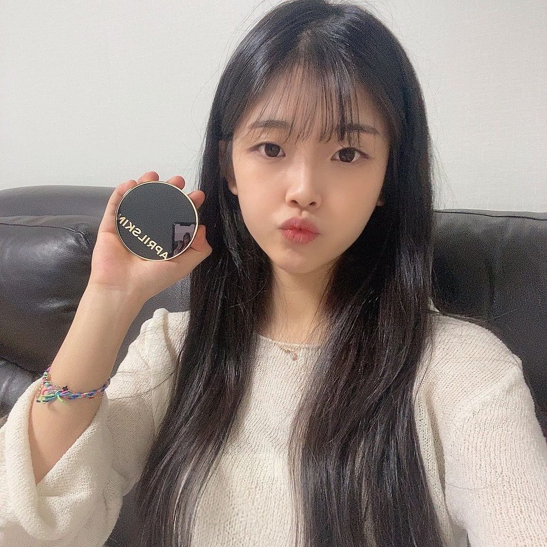  “에이프릴스킨 매직스노우쿠션3.0 을 소개합니당🙌🏻 매직스노우쿠션 같은 경우는 모공이 다가려지는 커버력과 지속력이 좋은 컨실러가 따로 필요하지 않는 제품이에요❗️ 💧수분 세럼 베이스44% 함유로 뭉침과 뜨지않아요🙏🏼 저같은 경우는 지속력이 좋은걸 써도…”