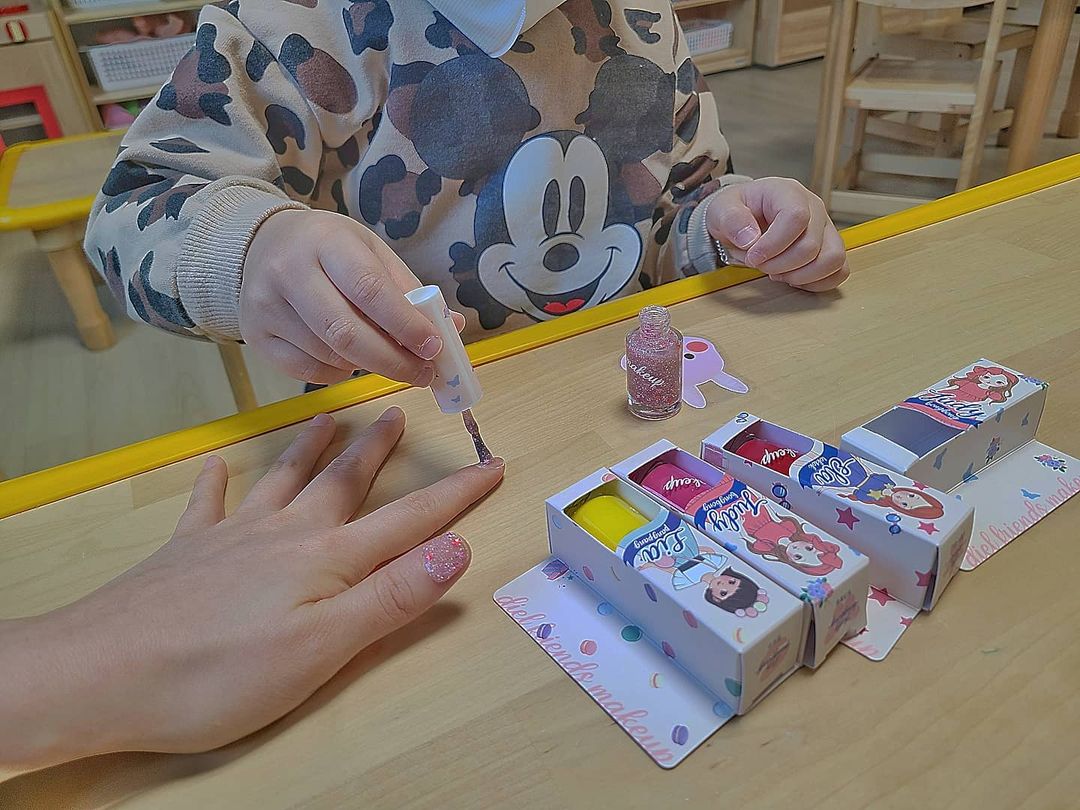  “#어린이집생활 이제 막 여섯살이 해주는 네일아트 이 매니큐어 참 좋다! #어린이매니큐어#키즈네일#유아매니큐어#수성네일#어린이화장품#초등학생화장품#키즈메이크업#어린이메이크업 #무독성화장품 #무독성매니큐어 #물로금방지워짐 #놀이중심 #어린이집활동…”