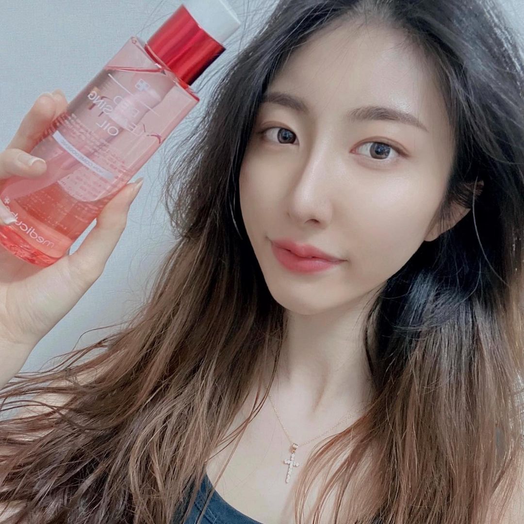  “#협찬 내 모공을 지켜준다는 그 유명한 "메디큐브 레드 클렌징 오일"을 나도 한 번 써 보았우 피지를 녹여서 단 1회…”