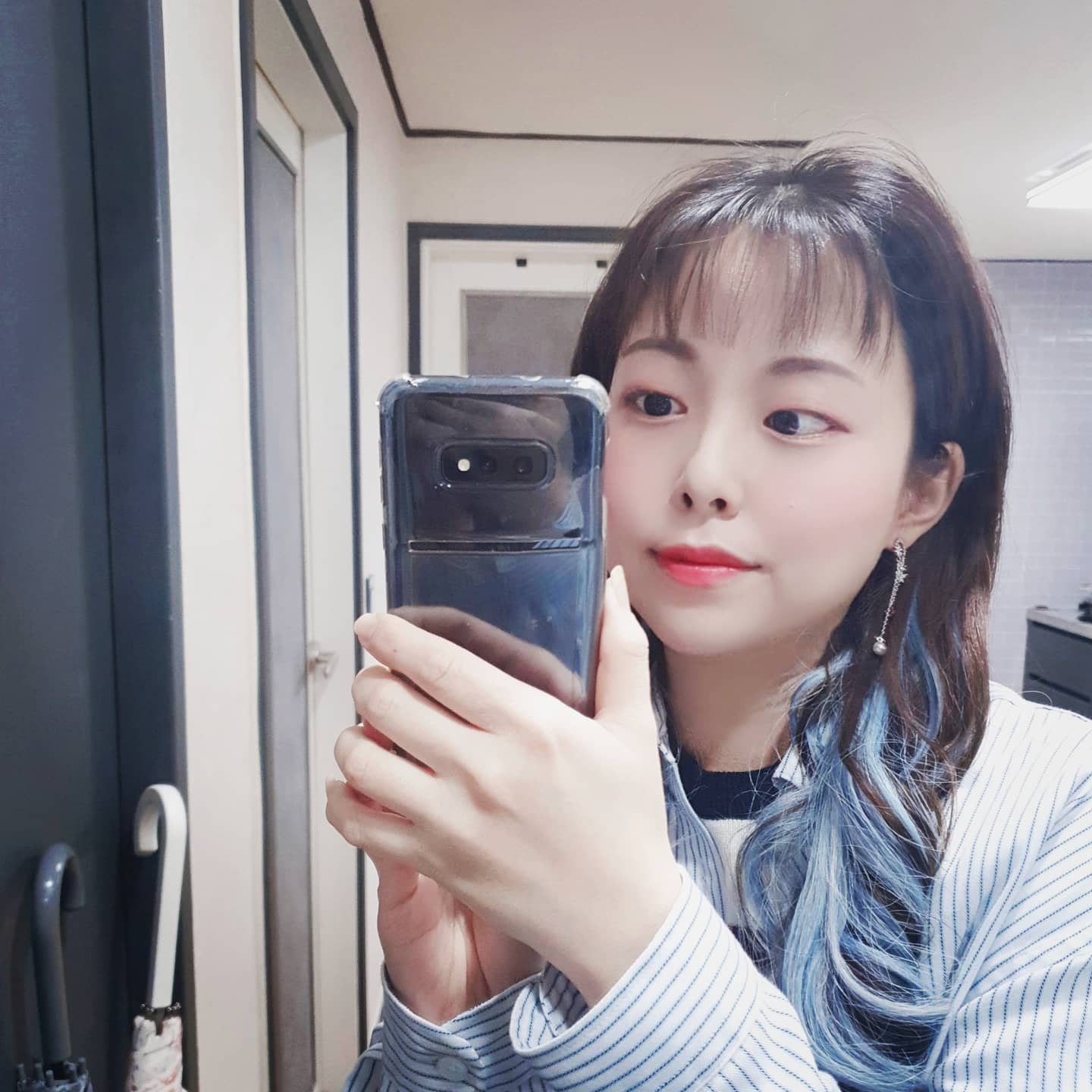 #첫줄앙영
#거울셀카 
.
.
사진찍는데 진심인 편'ᴗ'🌷
.
.
.
#거울샷