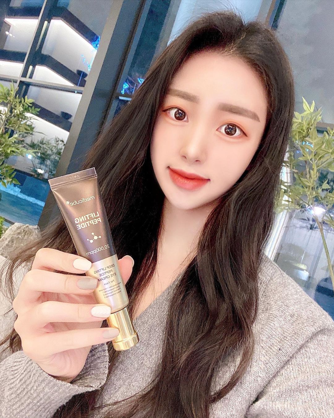  “#광고 메디큐브 딥 리프팅 펩타이드 아이크림 포 페이스를 사용해봤어요~ 2주 사용으로 눈가 주름이 개선되며 얼굴 전체도 관리하는 펩타이드 아이크림 포 페이스는 최적의 함량으로 배합된 4종 펩타이드 콤플렉스가 20,000ppm함유되어있고 식약처 고시…”