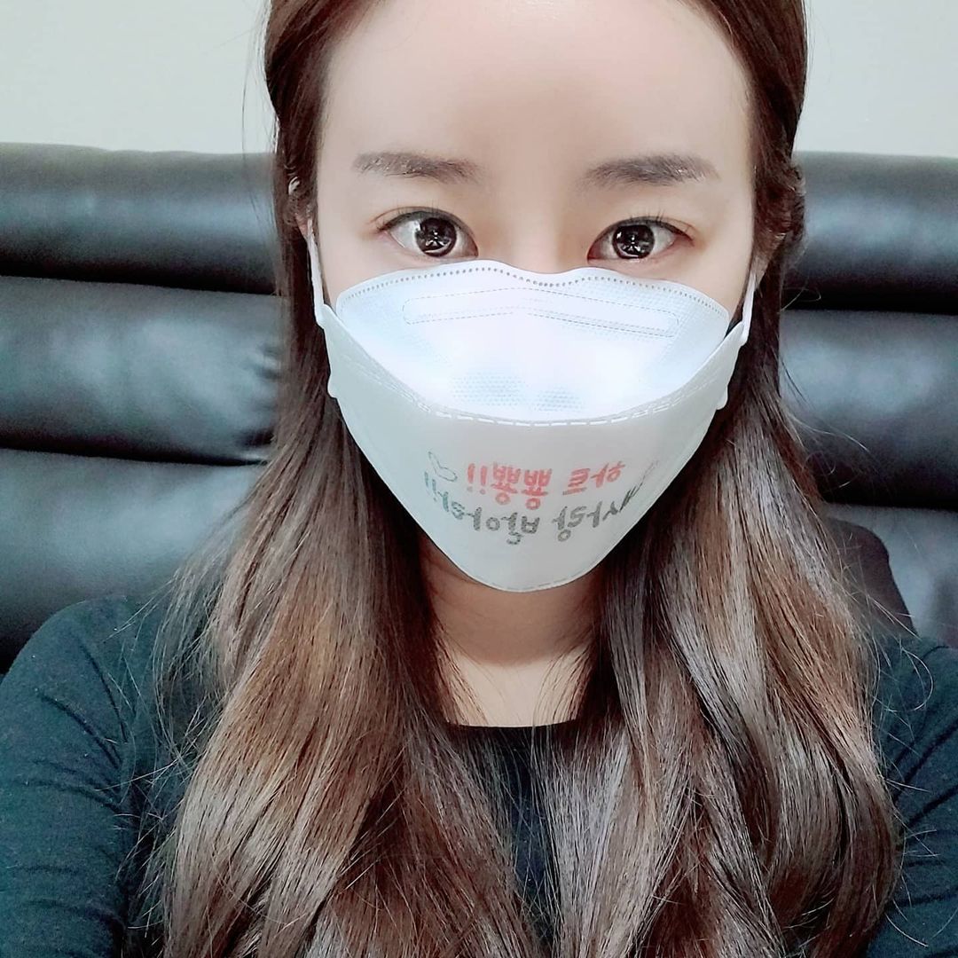  “요즘 #코로나시대 매일 마스크 착용 필수지용. 매일 하얀 마스크 심심하고 재미가 없어서, 위트있는 #센스마스크 를 주문해보았어용~ 어른용과 아이용으로 나뉘어 있어서, 어른용 사면서 아이용도 두종류 주문했는데, 보기만해도 센스있고 재미있는…”