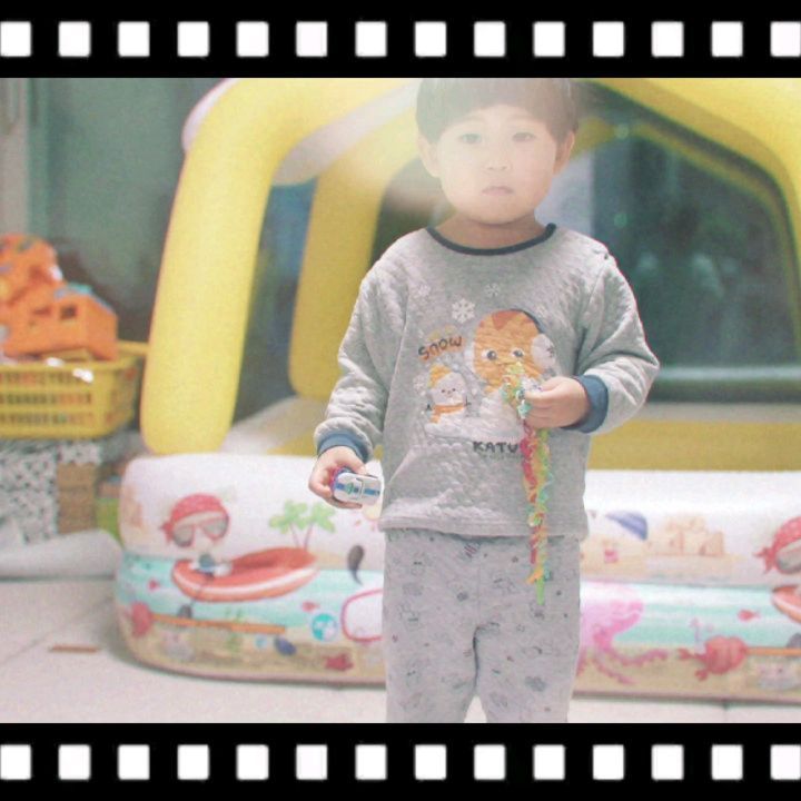 #협찬 colorloon

#풍선놀이용품세트 #집콕육아 #홈파티
 
#집콕생활 이 길어진 아이들이 심심하지 않은 알찬 구성👍

특히 범이는 축포를 너무 좋아했어요.
축포만 결국 추가구매💕
(근데 터뜨리는 것보다 안에 축포안에 들어있는 종이를 더 좋아하는 듯?!)

짜요 케이크도 엄마랑 만들고 , 나팔풍선가지고 빵야빵야 놀이까지🤣 최애템 바람개비 코끼리는 거꾸로 쓰고 좋아라 하네요😄

주말엔 홀로그램 스티커도 함께 만들어봐야겠어요.
구성품이 다양해 세트 하나 사면 일주일은 넘게 거뜬 할 듯!

네이버 쇼핑에서 "풍선놀이용품세트"를 검색 후 리뷰어스 네이버스토어팜에서 구매가 가능합니다.

#집콕파티세트 #컬러룬 #집콕파티 #놀이풍선 #리뷰어스 #짜요클레이