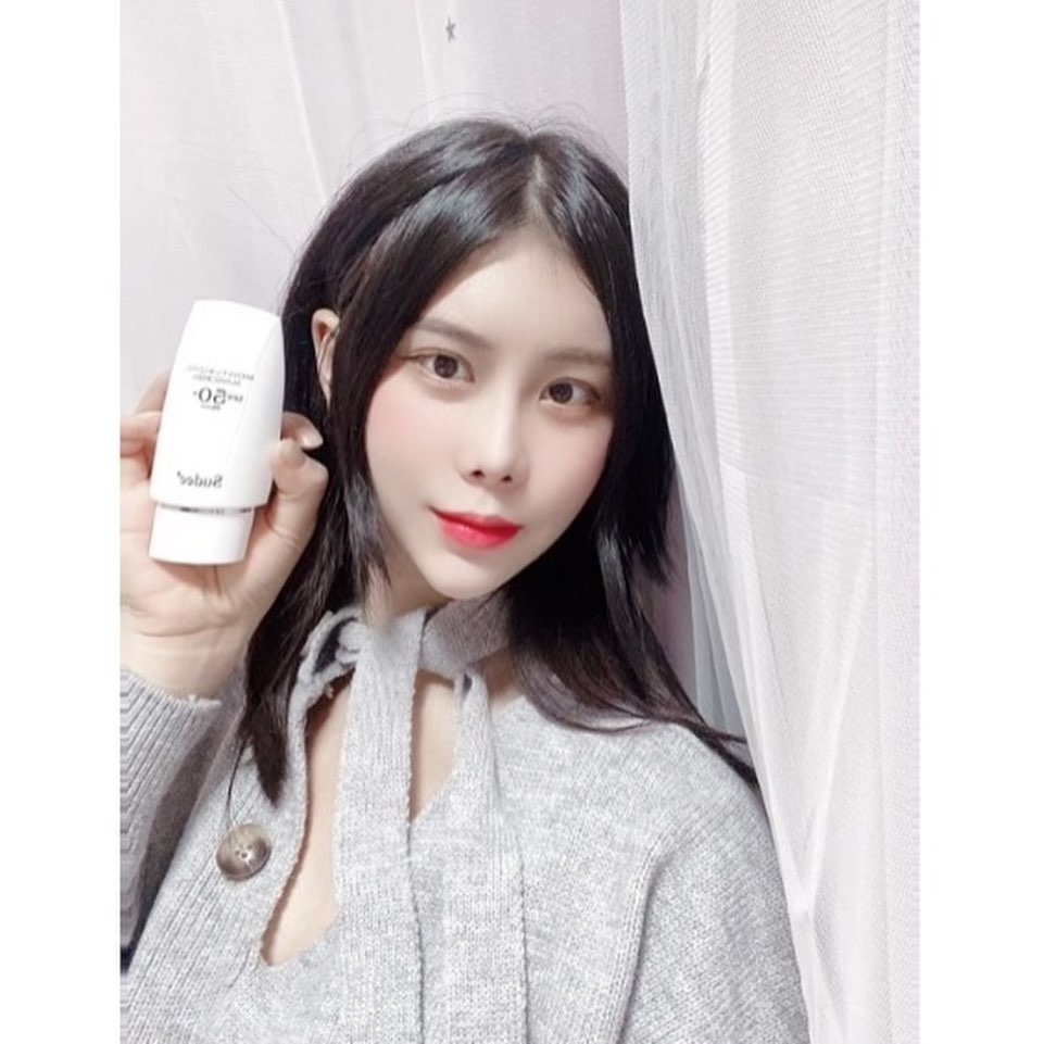  “백탁현상이 있어서 톤업크림 대용으로 써도 좋을 것 같은 👊수다이 모이스처 라이징 선스크린 👊 발랐을때 끈적임이 없이…”