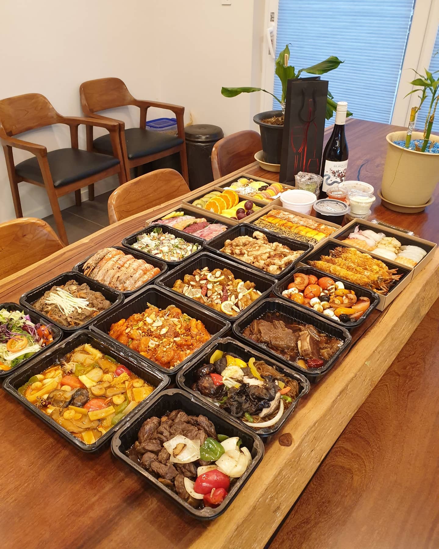 우리가족의 #맛집
일산 살면서 이집안가본 사람은
없는듯~~
요즘 코로나때문에 방콕인데 
부페파크덕분에 #홈파티#입호강#눈호강

맛은 말할것도 없고 포장이며
냉장제품들 세심한포장으로 먹는내내 
입이 호강했다.
군더더기없이 디저트까지 완벽!

보온제사용으로 따뜻하게 바로 만든 음식처럼
우리가족 식사완료.

일산사시는분들 부페파크 꼭 가보세요
결혼전부터 이용했던곳인데 여전히
변함없는맛!!
양도 상당하고 별다섯개☆☆☆☆☆

제가 먹은건#홈파티프리미어세트 
이외에도 제사상차림도 판매하고 있어요!
-
#부페파크 #부페파크일산 #부페파크홈파티 #부페파크365일 #부페파크제사상 #일산맛집 #고양맛집 #홈파티음식 #제사음식
#경기도맛집#일산동구맛집#일산서구맛집
#좋아요#선팔#맞팔#좋아요
#하트#좋아요답방#젊줌마#먹스타#먹방
#집들이음식#홈파티요리#테이블세팅