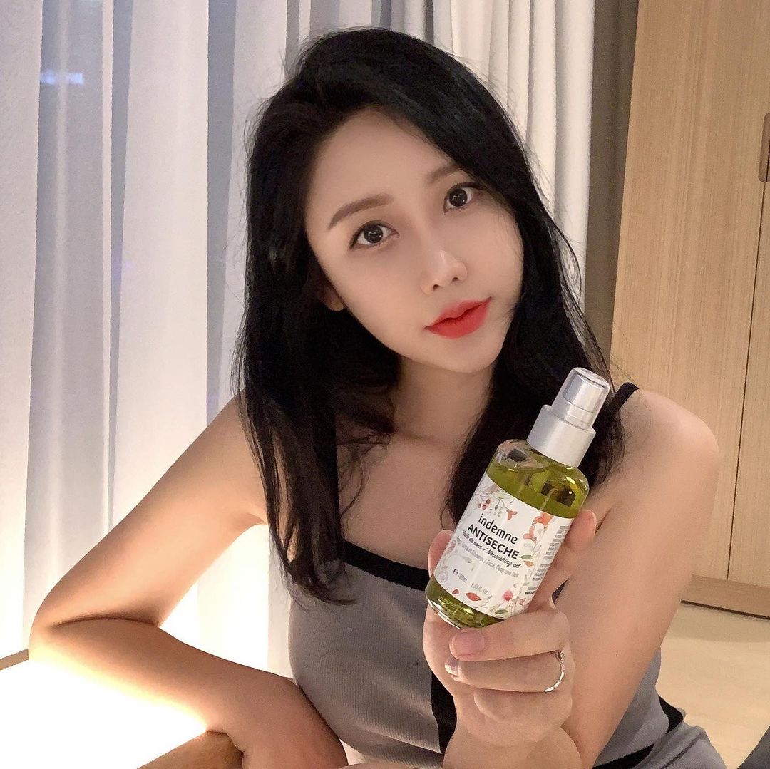  “#협찬 #광고 요즘 사용하고있는 온몸에 사용이 가능한 아로마오일! 엥뎀 앙띠세쉬 누리싱 멀티오일세럼 100ml 이에요. 브랜드 엥뎀(indemne)의 사전적 의미는 무사, 안일, 다행 이라고 해요. 프랑스 메디컬 브랜드 엥뎀은 에센셜오일 스킨케어를…”