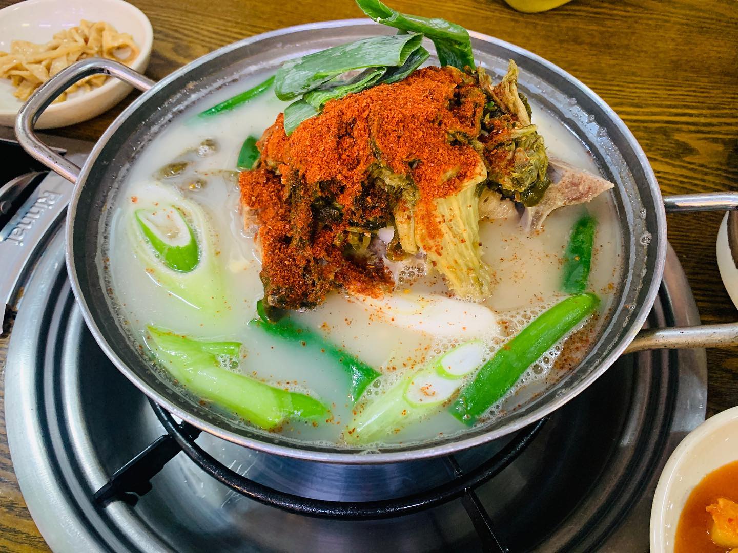 봄날 같은 오늘☀️
.
이런날엔 낮술이 최고🙊
.
우거지감자탕에 쏘주 똭👍
.
다음엔 비지감자탕으류 먹어주겠으~!
.
느므 맛있구망😋
.
.
.
#감자탕 #낮술 #비지감자탕 #우거지감자탕 #안양감자탕 #안양맛집 #봄날 #1월 #2021년 #참이슬 #술안주 #술은낮술 #힐링 #감자탕맛집 #맛집 #쿡