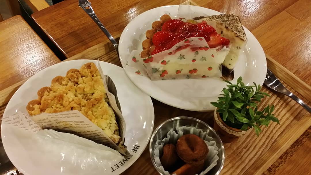 달달한 디저트와 커피가 일상이었던 시절
.
.
#커피앤디저트 #디저트그램 #디저트는필수 #커피중독☕️ #예쁜디저트 #눈으로보고입으로먹고 #달달구리 #부산카페 #코로나미워😡
