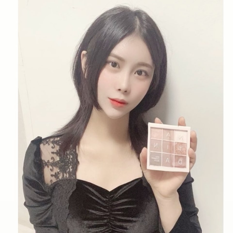  “부담없이 쓸 수 있는 색감 잘빠진 데일리 아이템 나틴다 매직 아이섀도우 팔레트 (02 브라운 테이크) 에요! 다양한 제형(매트,쉬머,글리터)으로 베이스,음영,화려하게 만들 수도 있는 혜자템이에요 이것 하나만 있으면 다른 템들도 필요없구요! 지속력도…”