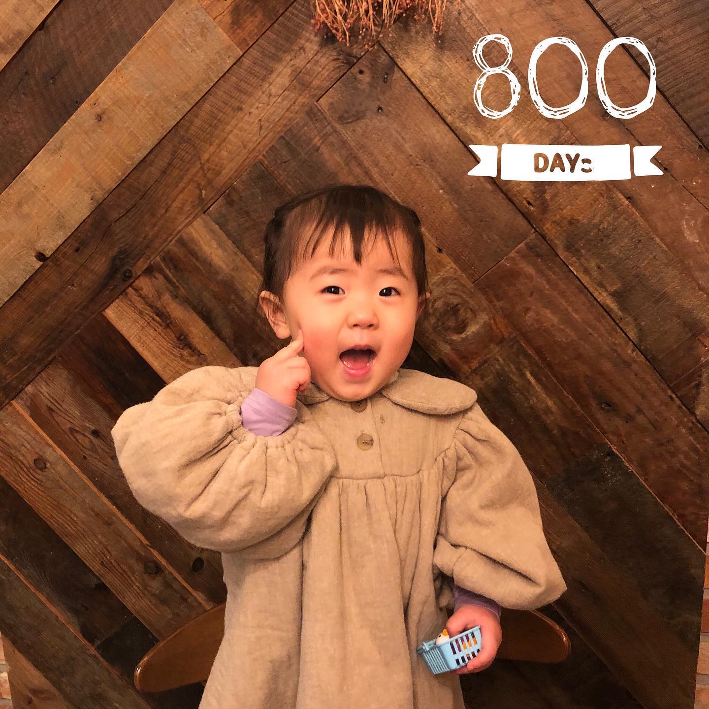 _
유시아 800일 추카추카🥳

사진 찍는줄 알고 계속 뿌이뿌이ㅋㅋㅋㅋ
엄마는 치즈 딸은 뿌이 #니가이겼다

마지막은 덥다고 치마 벗어제끼고...#패테
.
.
.
#20210124#800일#축하해🎉 
#26개월아기#유샤#겸둥이#내딸