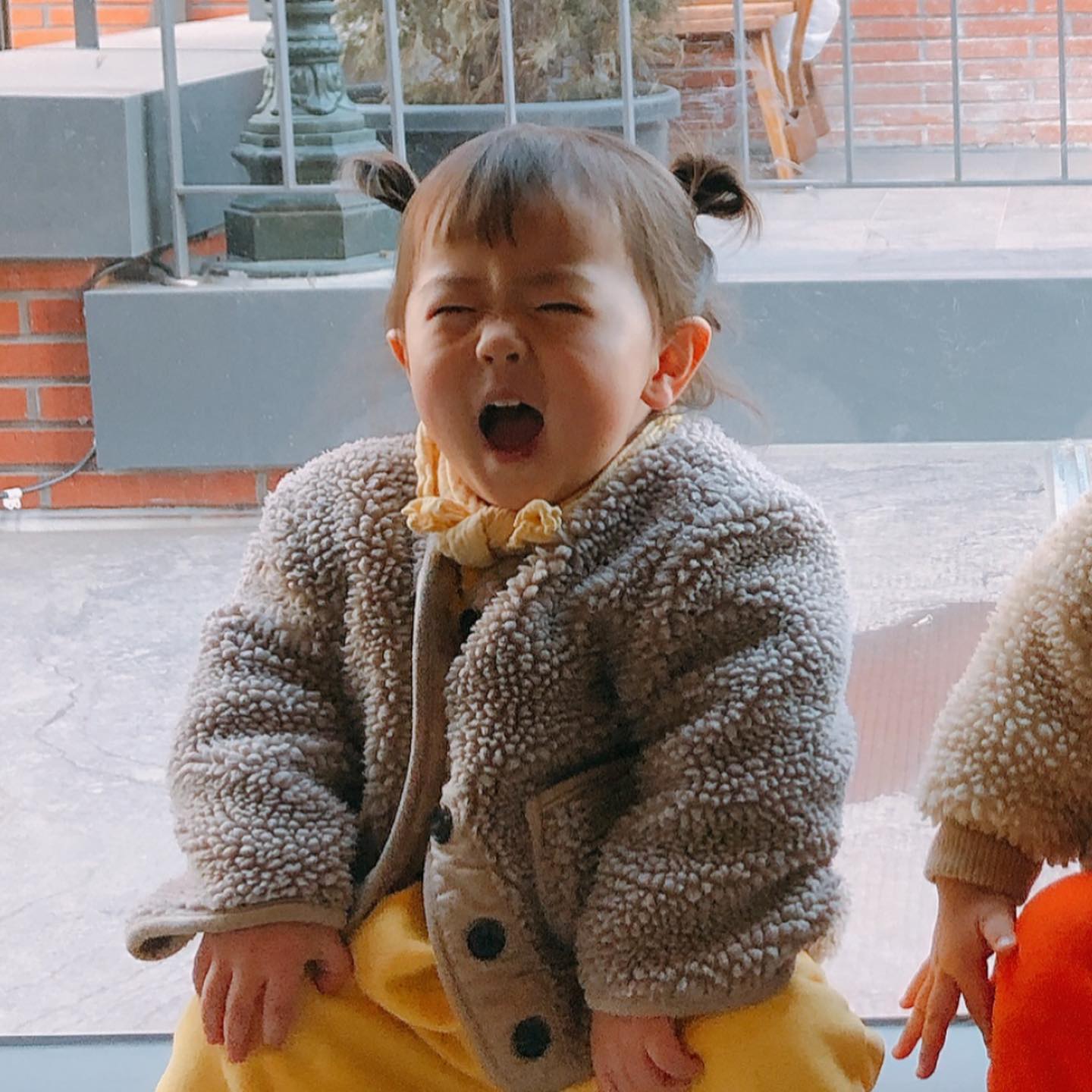 _
요근래 최애사진♥
항상 이렇게 웃게만해주고 싶은 마음 #오글

그리고 오랜만에 콧바람 쐬러나온
지해(시아)랑 하얀이(서우)
모르고 만났는데 커플룩ㅋㅋㅋ
내사랑 겸둥이들👶🏻👶🏻
.
.
.
#2021년#1월일상#시아서우
#26개월아기#20개월아기#이란성쌍둥이느낌
#내가언니거든#ㅋㅋㅋㅋㅋㅋㅋㅋㅋ#귀요미들