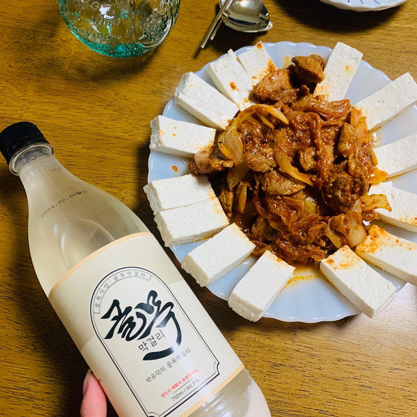 주종을 바꿔~ 오랜만에 막걸뤼🍶
.
골목막걸리 드디어 먹어보눙!!😆
.
걸죽하지 않고 맑은 느낌~😍
.
간단히 두부김치에 먹을라 했눈데
두부제육김치볶음이 되어버린~🙊
.
느므 맛있구망 ㅎㅎ
곤드레밥과 건강식으로👍
.
.
.
#골목막걸리 #골목막걸리🍶 #두부김치 #집밥 #집안주 #두부김치 #곤드레밥 #두부제육김치 #집술 #홈술 #홈쿡 #막걸리 #막걸리안주 #쿡 #밥 #밥묵자 #술묵자 #직장인 #겨울안주 #힐링 #그릇 #새댁 #신혼부부