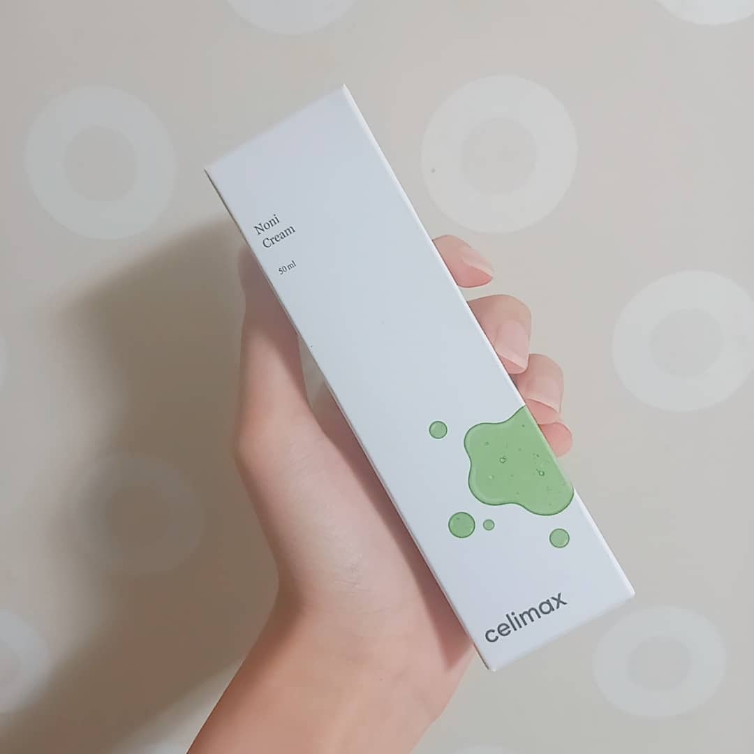  “셀리맥스 노니 앰플을 되게 만족하면서 쓰던 도중에 노니크림이 새롭게 나왔다는 얘기를 접하게 됐어요 !-! 셀리맥스 체고야(๑˃̵ᴗ˂̵)و 질감은 흐르는 질감도 아니였고, 딱 모양이 잡혀있는 조금은 딱딱한 질감 .,? 고체 질감 .,? 이걸 뭐라…”