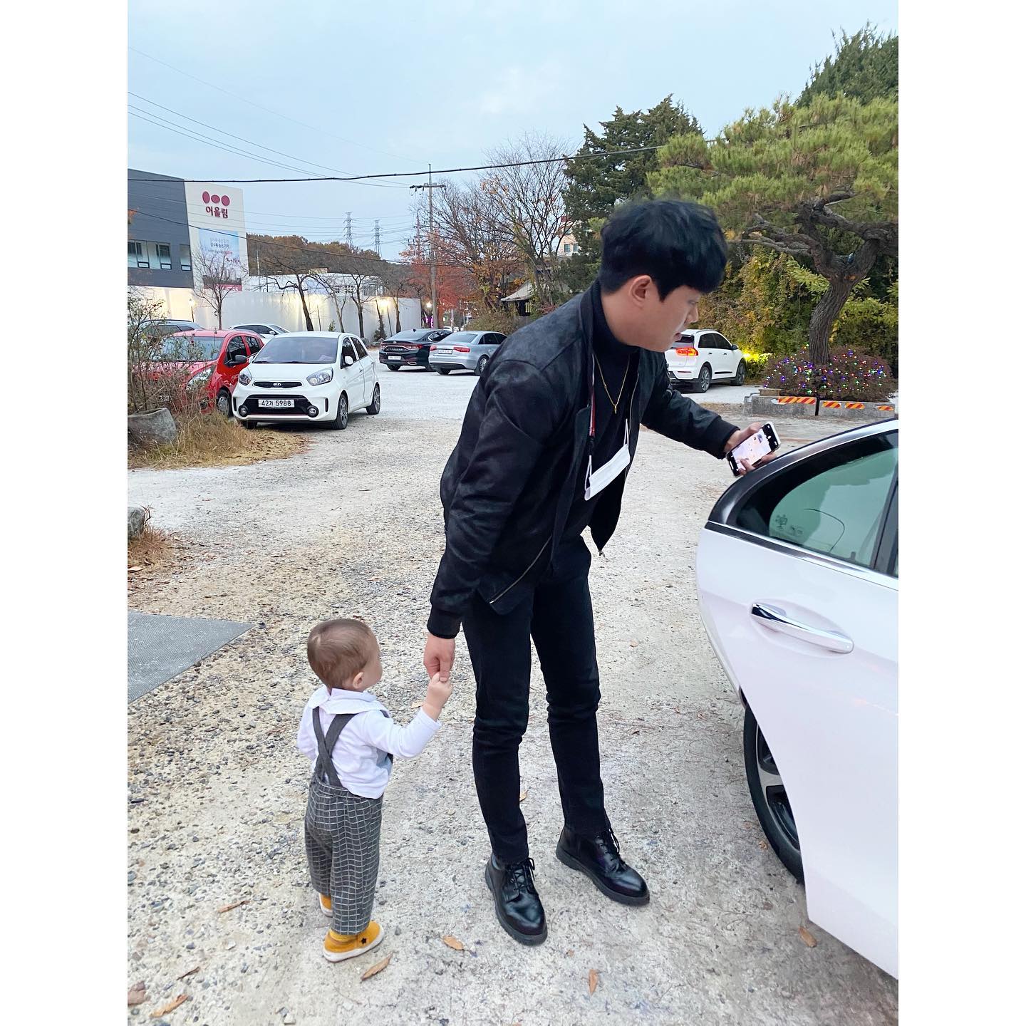 고모부 손 꼬옥 잡고😍 
.
.
.
#돌잔치 #조카돌 #고모부와조카 #고모부랑 #손잡고가자 #쌍가마베이비 #고모소리는언제하려나  #고모찬스👍 #고모부찬스👍 #조카는사랑입니다❤️
