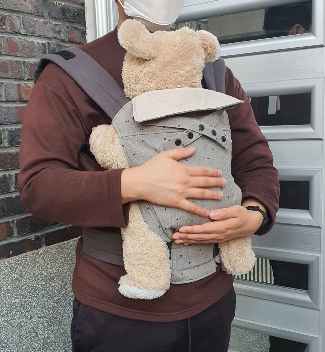  “#협찬 메이앤마이 이지꿀잠아기띠 👶 ⠀ 신생아때부터 24개월까지 착용가능한 메이앤마이의 이지꿀잠아기띠 :) 신생아패드 따로없이 다리벌림조절으로 신생아부터 사용가능하니 너무 간편해요 ! ⠀ 이지꿀잠아기띠는 아기성장에 맞는 M자포지션은…”