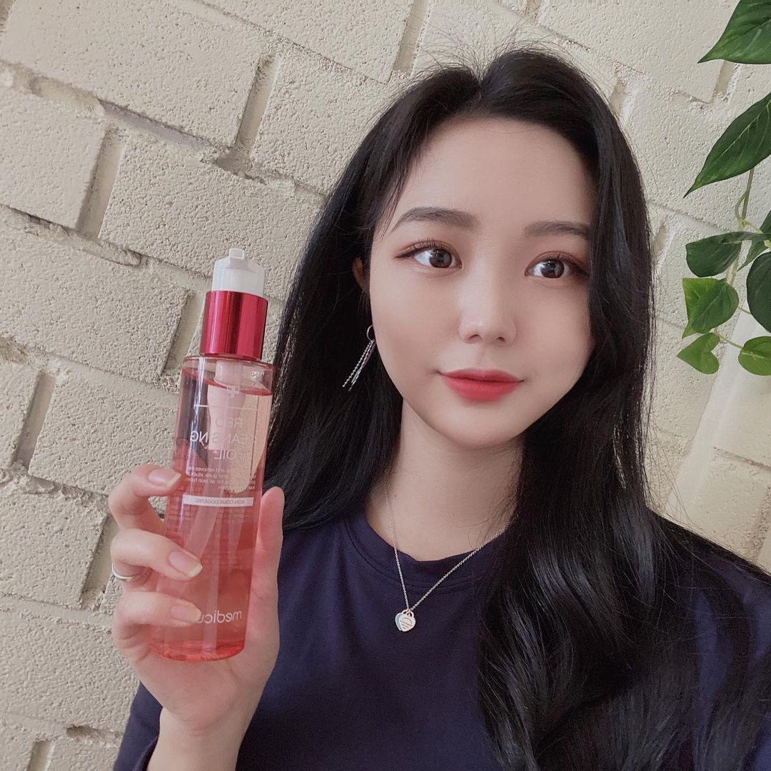  “#협찬 메디큐브 레드 클렌징 오일💦 15시간 일하는 요즘 피부가 버티는 이유는 바로 요 오일 덕분😉 잠도 많이 못자고 일은 오래해서 기름지기도 하는데 피지세정력이 좋구 심지어 아이메이크업까지 잘지워진당👍🏻…”