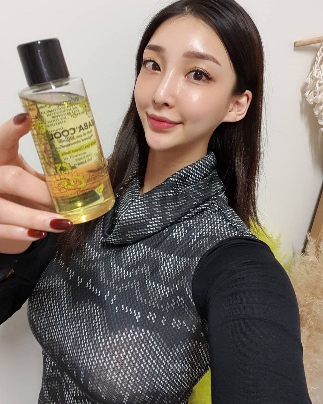  “. 건조한요즘 바디오일 꼭 챙겨서 사용하는데 바바쿨 향수오일은 멀티로 사용할수있어 매일 손이 가는것 같아요🌿 프랑스 메디컬 브랜드 엥뎀은 에센셜오일 스킨케어를 재창조해 예민피부를 위한 피부 문제를 개선하는 방법을 연구한다고해요! 제가 쓰는건…”