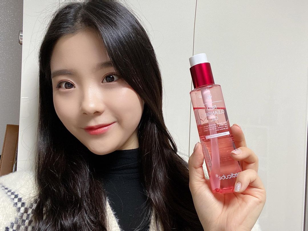  “나 화장지우기 귀찮아서 마스카라 안하는데 요즘은 함 이유는 얘로 금방 지울 수 있어서 ^_^ 오일처럼 미끌거리는건 또 싫어하는데 얜 절대 안그렇다구요…”