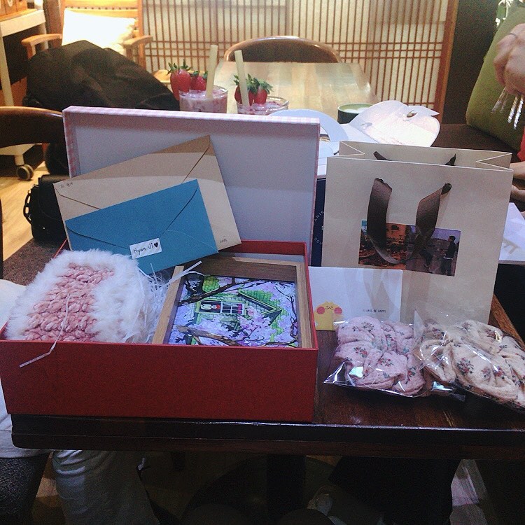 🎂2021.01.27 23살 생일!!💕
코시국 집합금지때문에 오랜만에 만났는데 언니들이 깜짝생파를 해줬지 모야모야??😭😭😭💕 
손뜨게 귀도리 그림 손편지 핸드메이드머리띠 정성 무슨일이고..😭💕💕💕
행복해 죽으라는 건가용 ㅠㅜ 감동쓰...
미희언닝 정은언닝 꼬마어..😘지짜로 사랑해💕💕💕😍😘
(언니가 얼굴 안나오게 해달래소...🥺힝구..ㅠ)

#23살 #생일 #깜짝생일파티 #인생 #찐행복❤️🧡💛💚💙💜🖤 
#2n년차친구의위엄 #2n년차우정 #사랑해❤️ #코시국데이트 #소모임 #생일선물 #핸드메이드 #귀도리 #곱창머리띠 #그림 #손편지감동💌 #행복한날 #인생최고의날 #일상스타그램 #일상 #소통 #소통환영