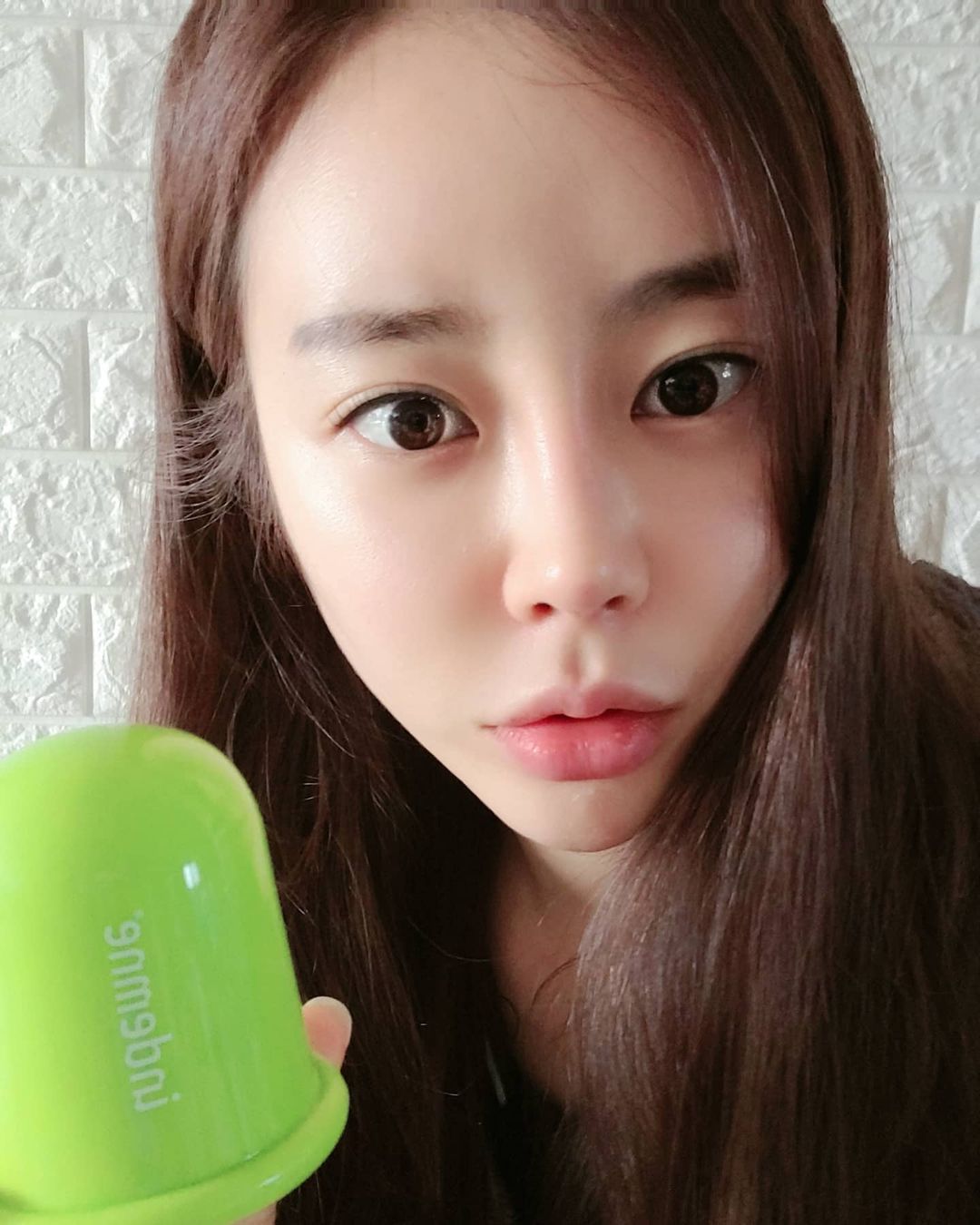  “누르는 마사지가 아닌, 들어올려주는 썩션마사지! 내가 다니는 #충주피부샵 #엘리자벳스킨케어 에서 석션마사지로 #등관리 #등마사지 받은 적 있는데, 요걸 집에서 #홈케어 할 수 있는 엥뎀(indemne) 빅버블인! 거지꼴로 씻지도 않은…”