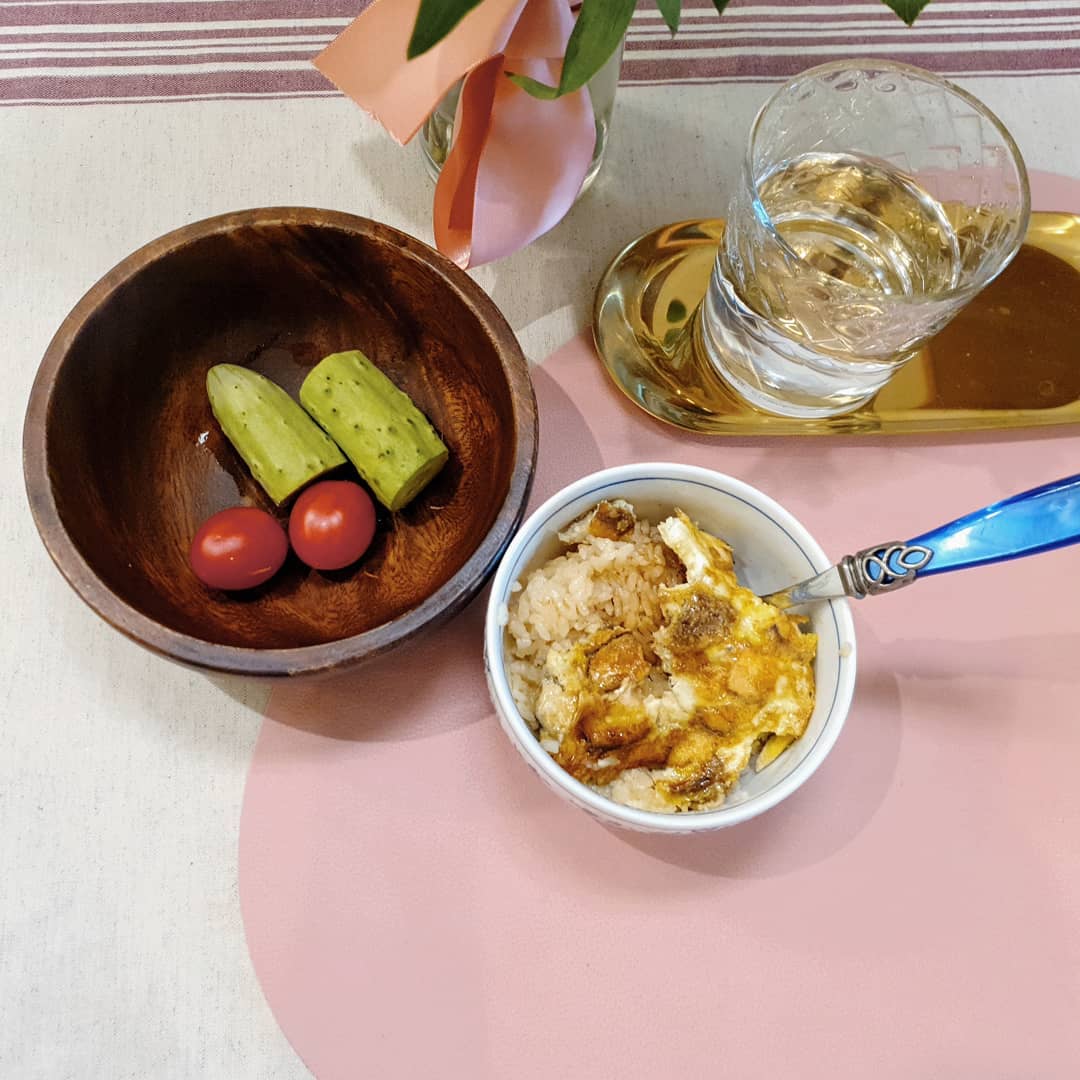 👉오늘 점심 메뉴는 
매생이 버섯 덥밥

1.하비추천
2.밥좋아하시는분들 추천

너무 쉬워서 쓰기도 창피🤫
그치만 , 해조류를 쉽게 섭취하며,
계란의 단백질 그리고 건강에 좋은 버섯도 많이 많이 먹을 수 있다구요ㅎㅎ

재료: 양파, 버섯, 건조 맹생이, 계란
콩귀리밥<쌀밥도 OK>

양파 버섯을 썬다. 매생이를 물에 불린다. 계란 두개를 넣고 휘휘 젛는다. 팬을 데우고 모든 재료들을 약불에 굽는다. 콩밥위에 올린다. 끝!!

#하비식단 #하체비만관리 #하체비만다이어터 #하체비만다이어트
