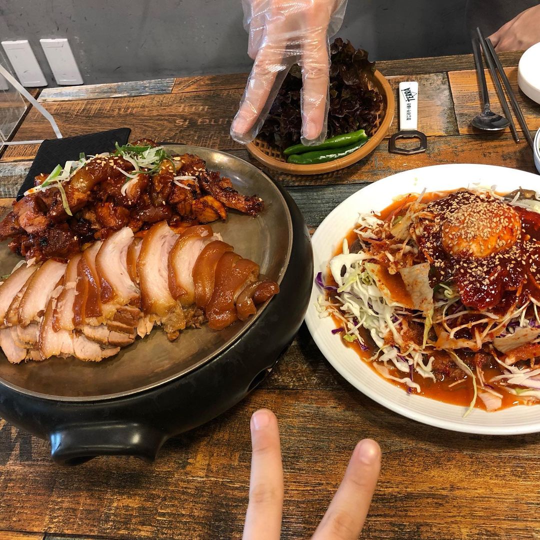  “재방문의사 ⭐⭐⭐⭐⭐ #왕십리맛집 #호야네족발 먹으러 !!! (feat. 아직 음식 사진 실력이 부족한 슬기짱) 반반족발에 맛국수에…”